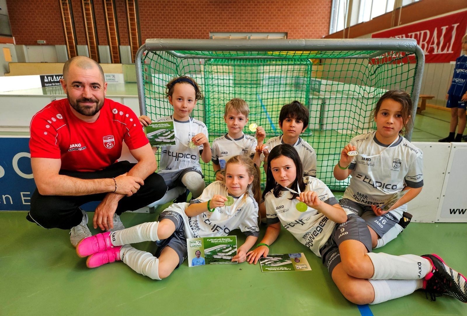 Als jüngste Fußball-Kids freuten sich die U8 Spieler und Spielerinnen des SV typico Lochau mit ihrem Trainer Gabriel Reichensdörfer über ihre tollen Medaillen.