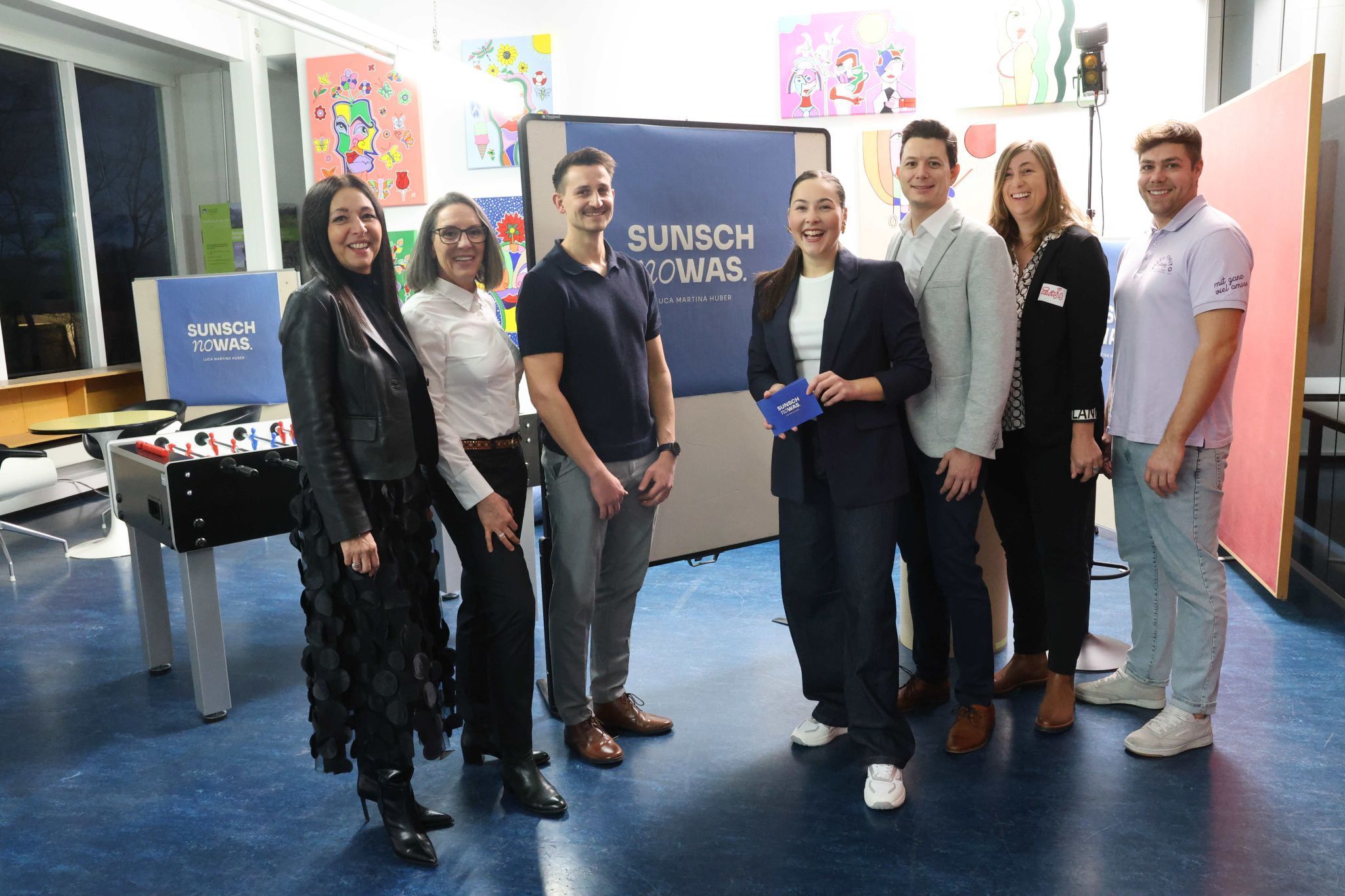 Gerda Radauer, Küsntlerin Ilse Bösch, Marvin Biegger, Luca Martina Huber, Matthias Witzemann, Tanja Kohler und Simon Bolter.