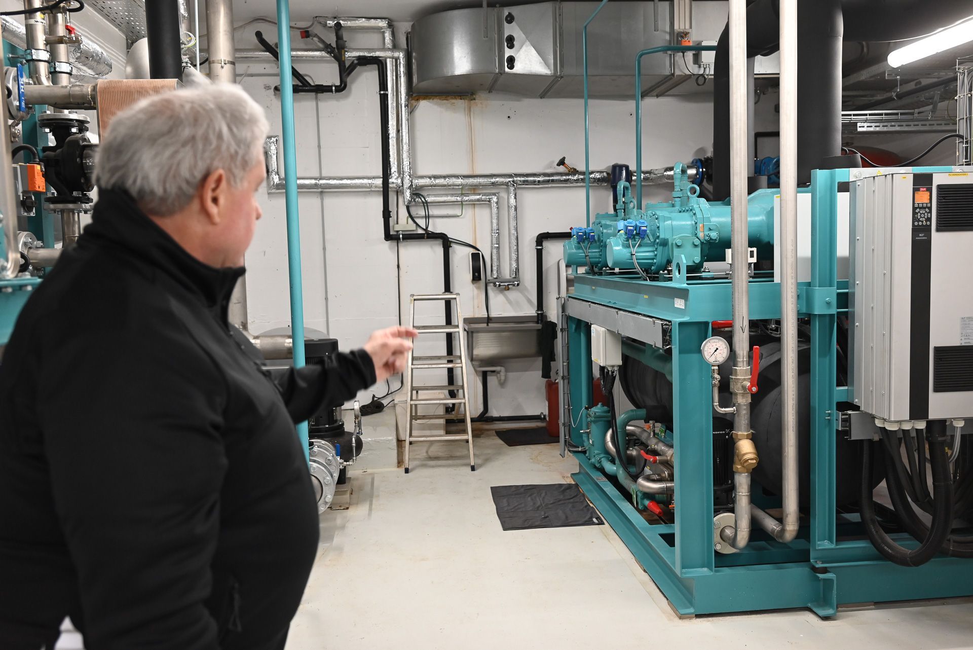 Seit 23 Jahren ist Gerd Ortner für das Eis in der Rheinhalle zuständig. 