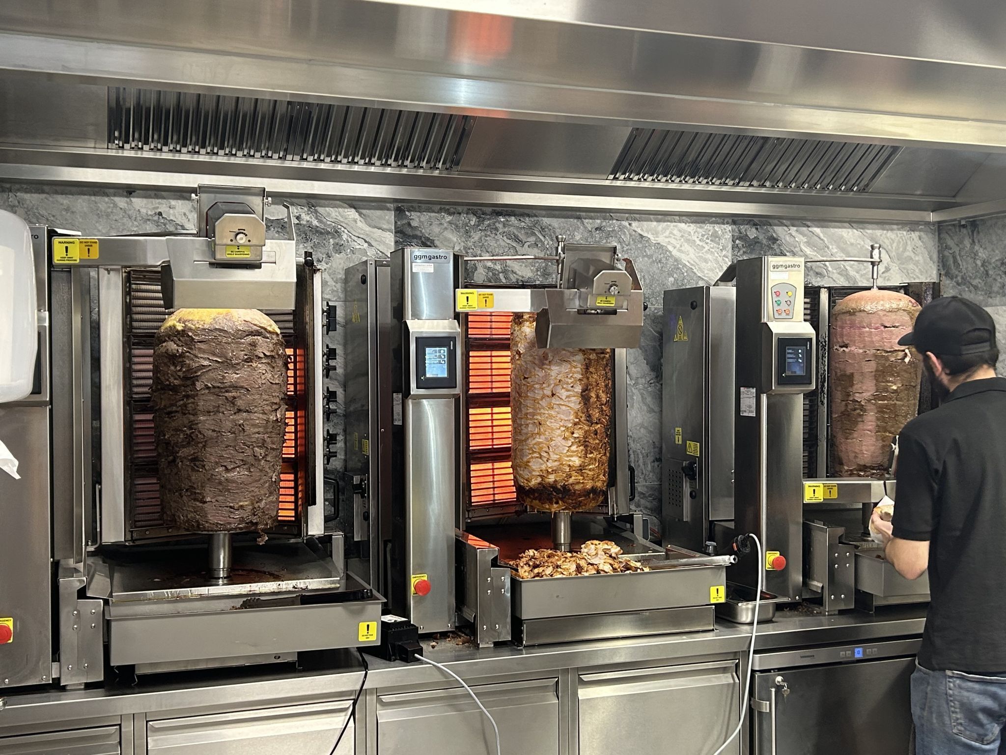 1 Bildschirm mit Livekamera 2 Bistro von außen 5 eigenes Brot 7 Roboter schneiden das Flesich 9 herrliche Tees 10 selbst gemachter Ayran (Bildergalerie)