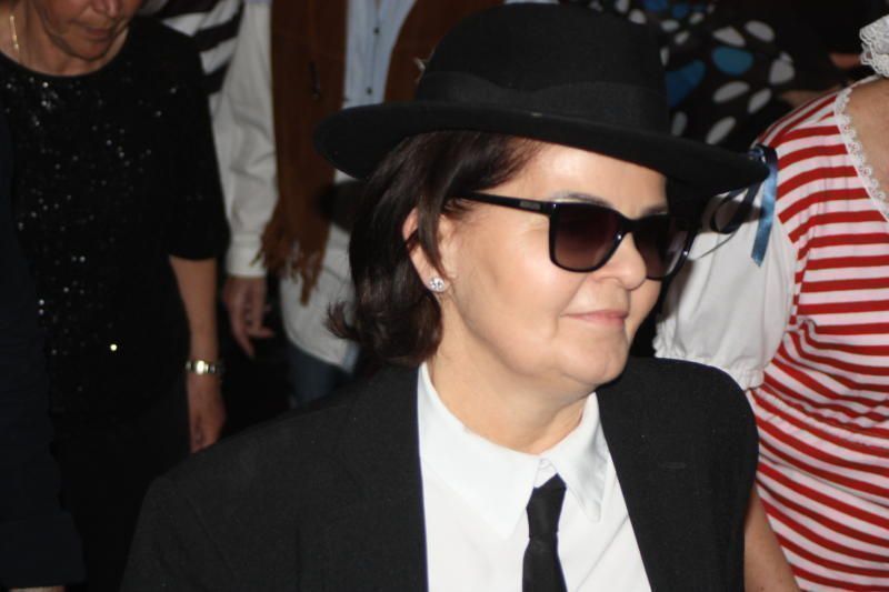 Modisch gestylt und Tanzbeine waren Klasse.