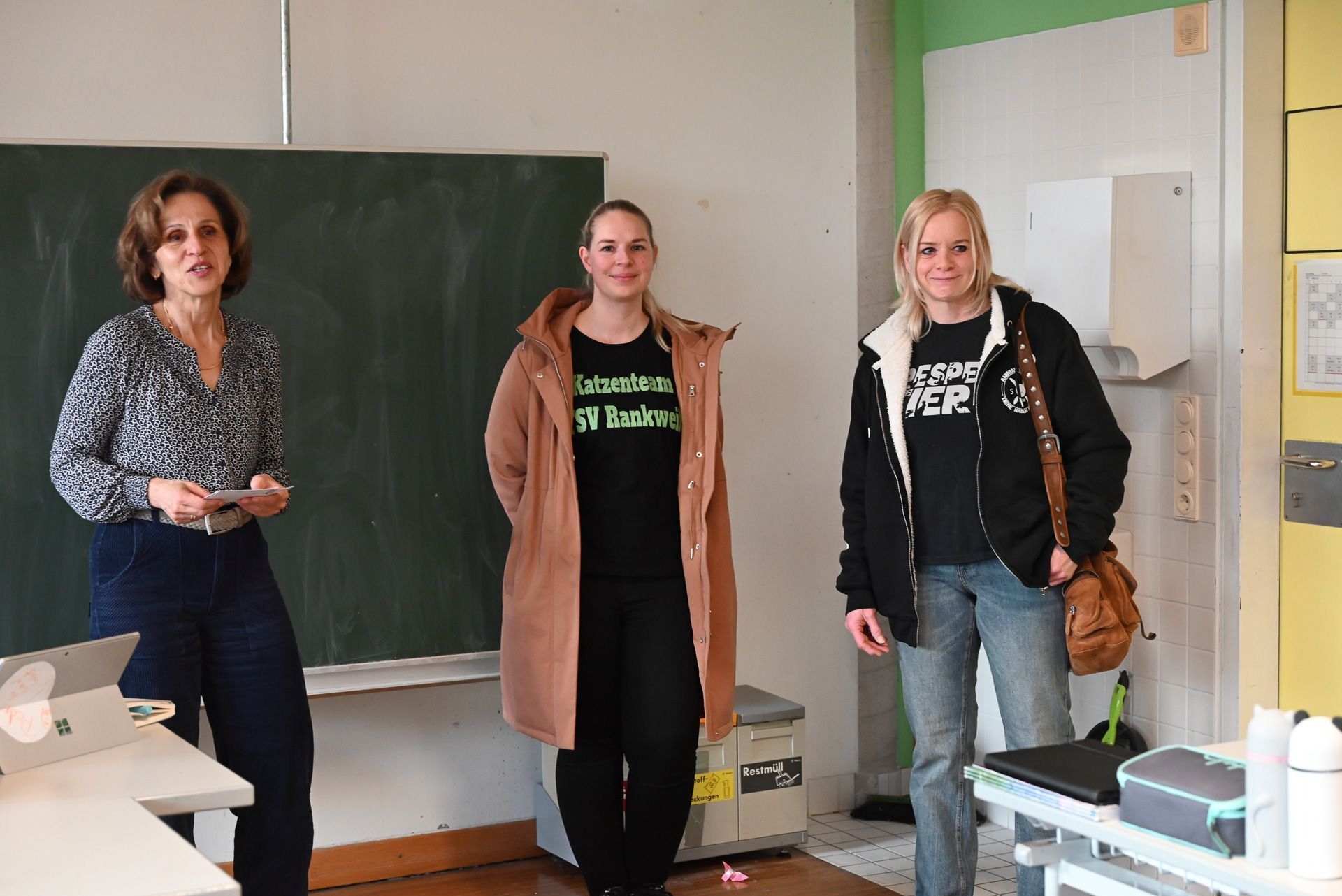 Direktorin Carmen Timmerer begrüßte die beiden Vertreterinnen vom Tierschutzverein.