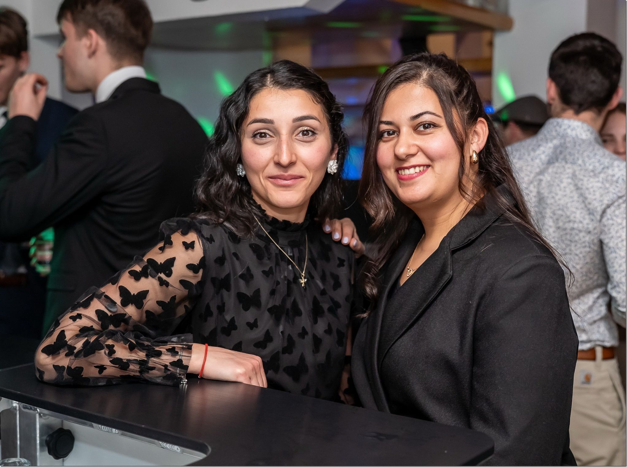 Charmante Frauen unterhielten sich prächtig. 