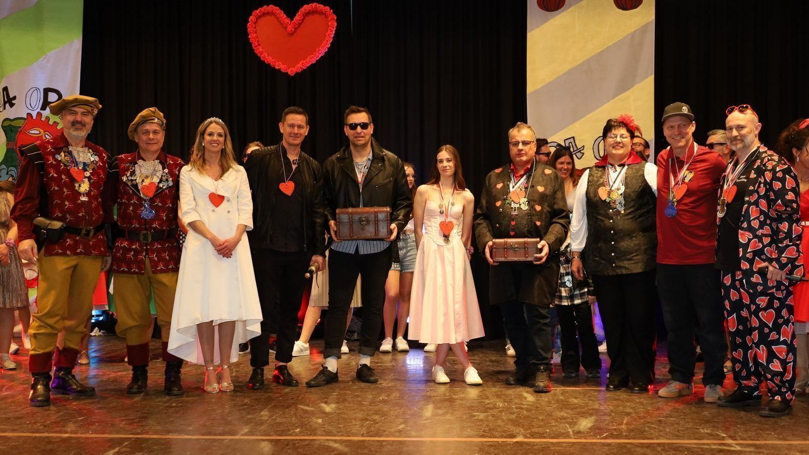 Ordenstausch zwischen der Faschingsgilde aus Hörbranz und den Veranstalter aus Doren