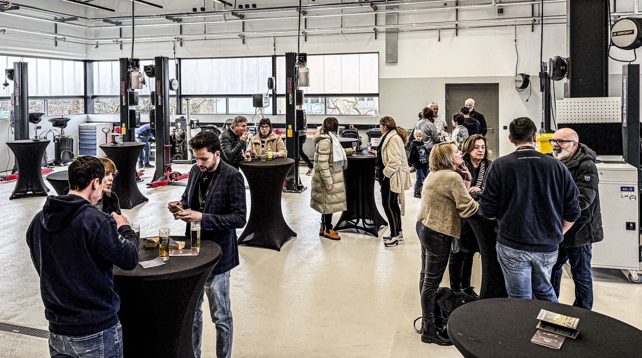 Gefeiert wurde in der modernst eingerichteten Werkstatt