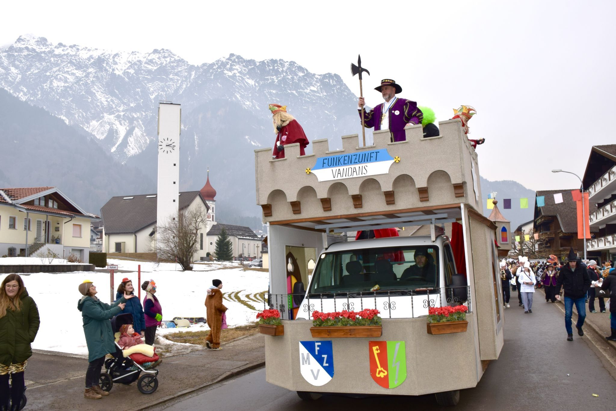 Burg Funkenzunft Vandans: Vorstand Markus Pfefferkorn auf der Burg rechts