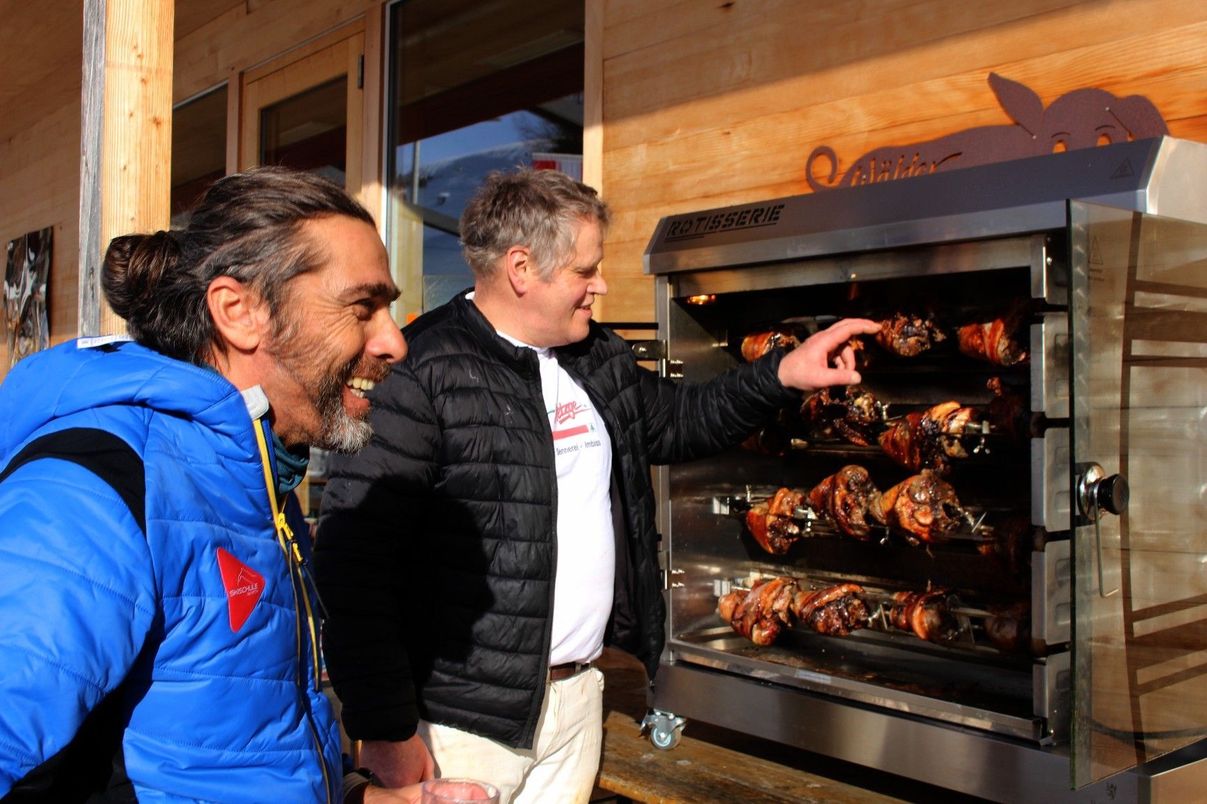 Auch Skilehrer gönnen sich hin und wieder einen Hax’n beim Wise und erkundigen sich vorab neugierig darüber, wie ihr Leckerbissen zubereitet wird.