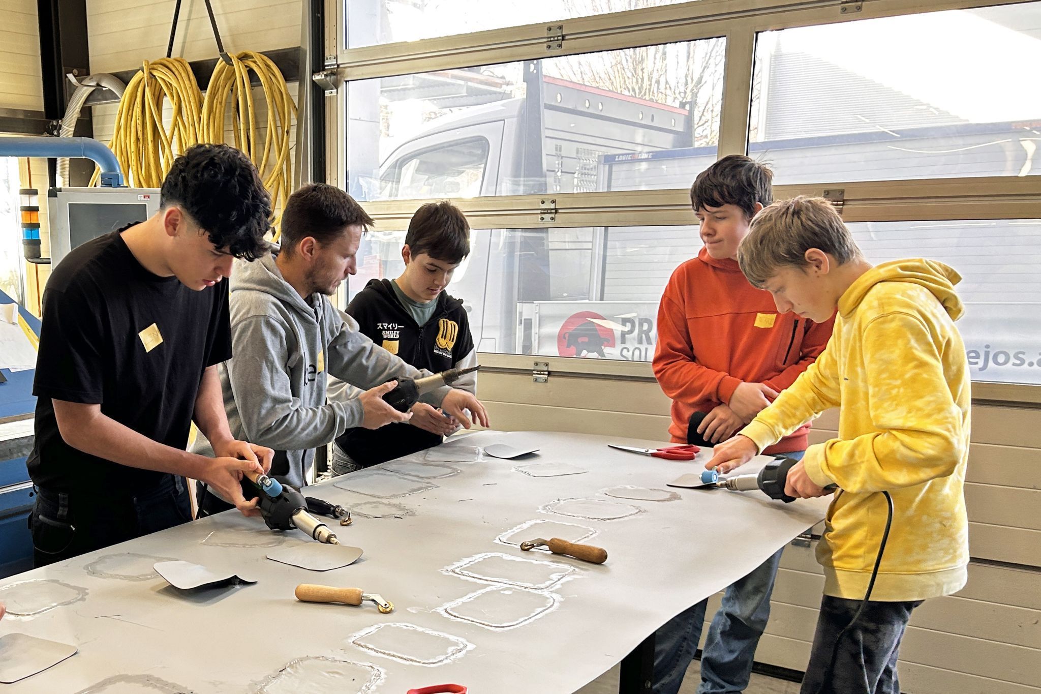 Die Jugendlichen konnten viele Arbeitsschritte selbst ausprobieren.
