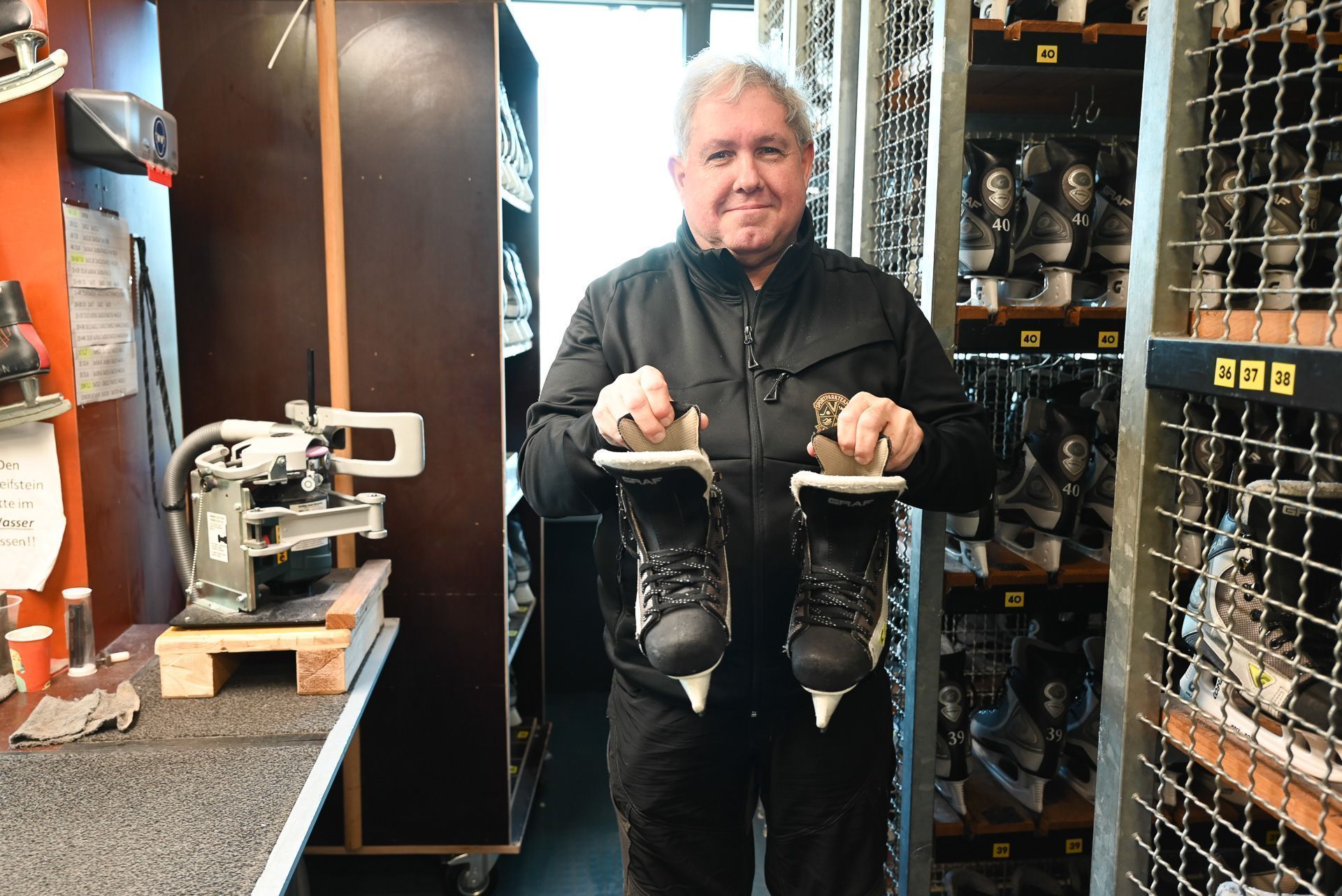 Gerd sorgt auch bei den Schlittschuhen für den optimalen Schliff.