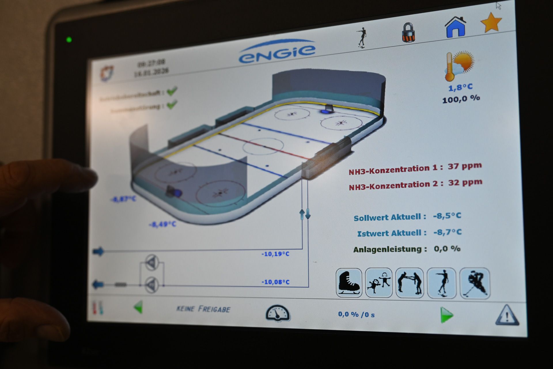 Im Keller der Eishalle zeigt er die hochmodernen Anlagen, die für die Eisherstellung notwendig sind. 
