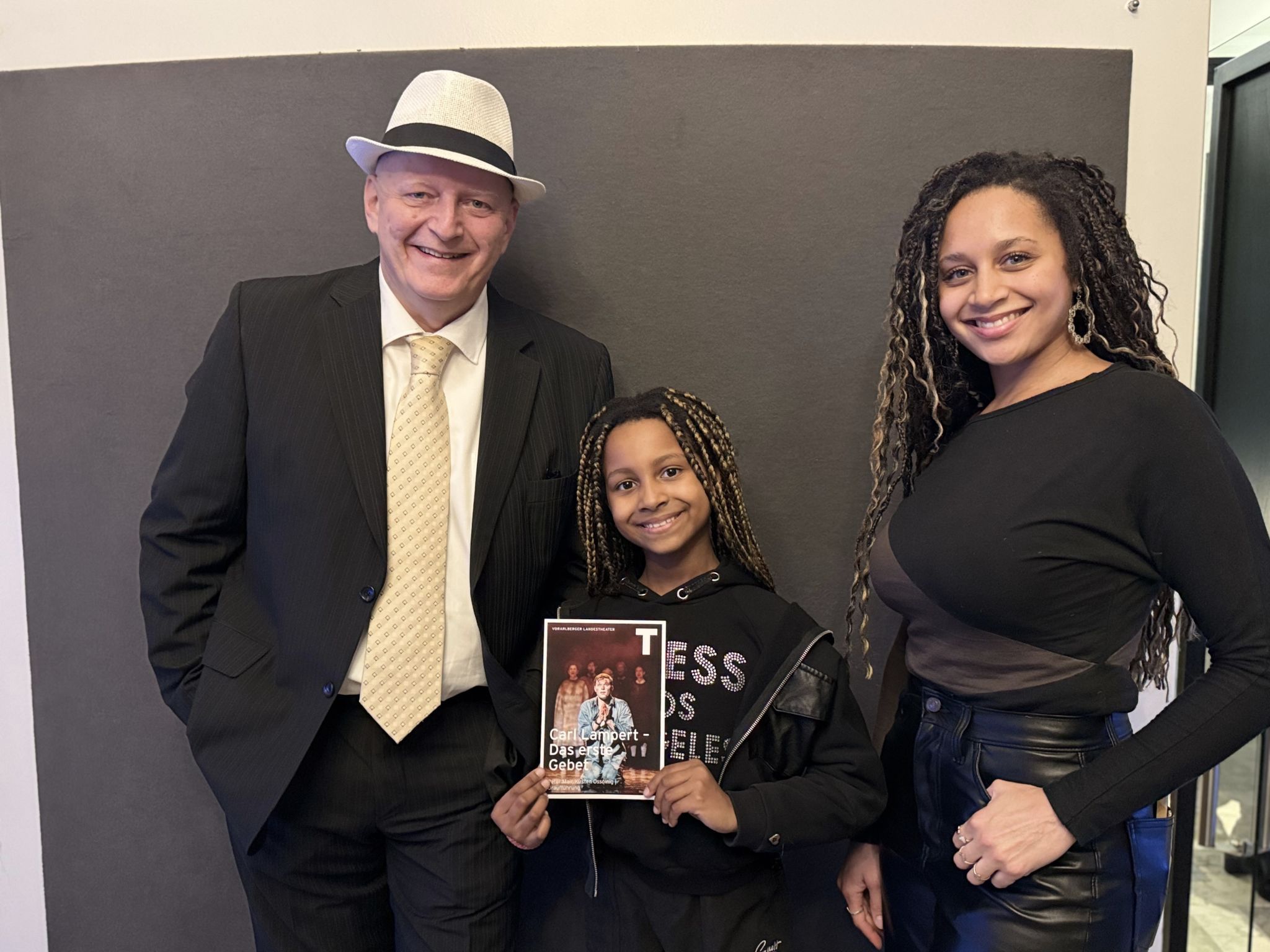 Regisseur Hermann Weiskopf mit seinen Nichten Daphne und Vanessa.