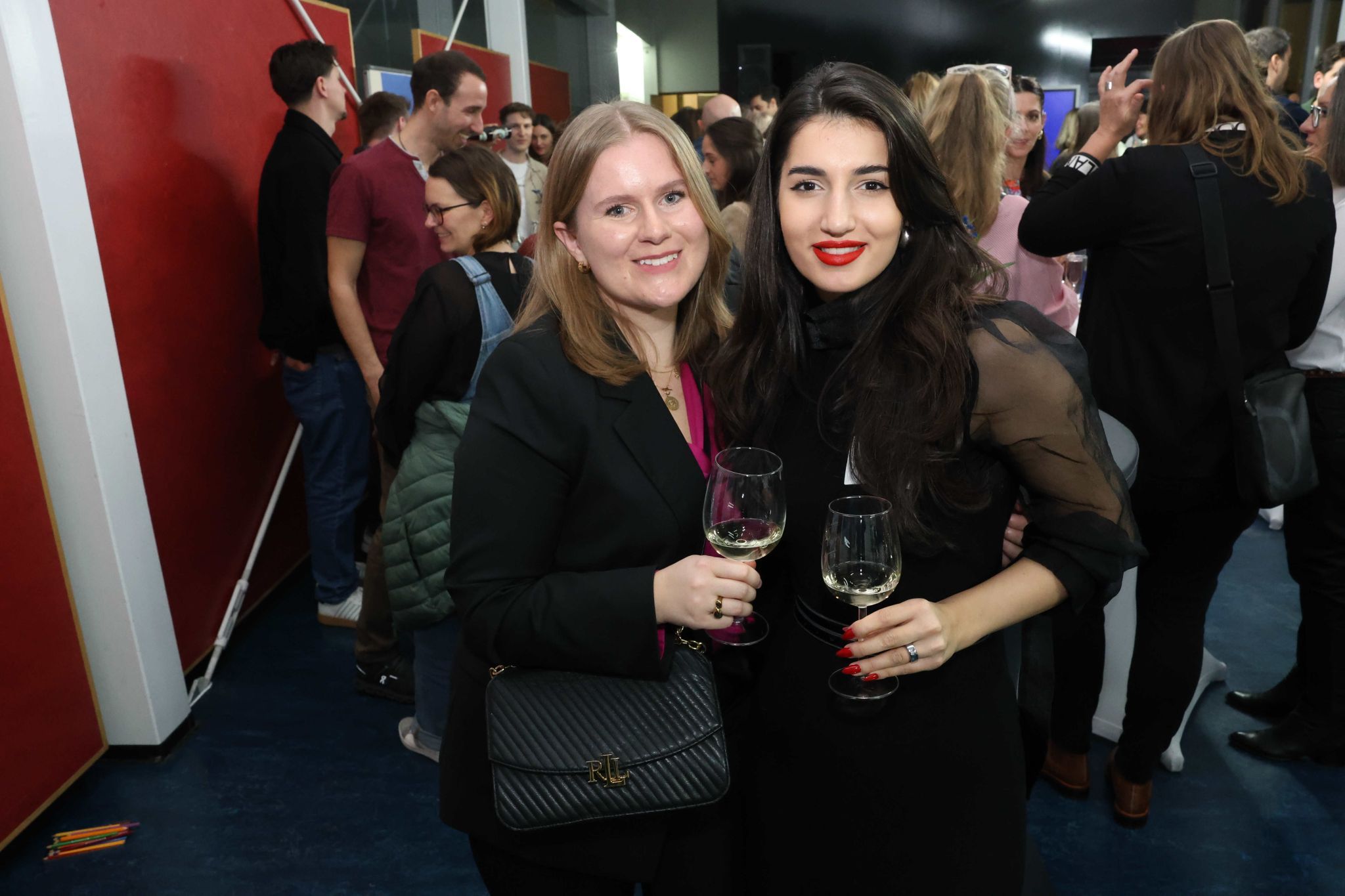 Naturheilpraktikerin Iris Balling und Aylin Sophia Sari (