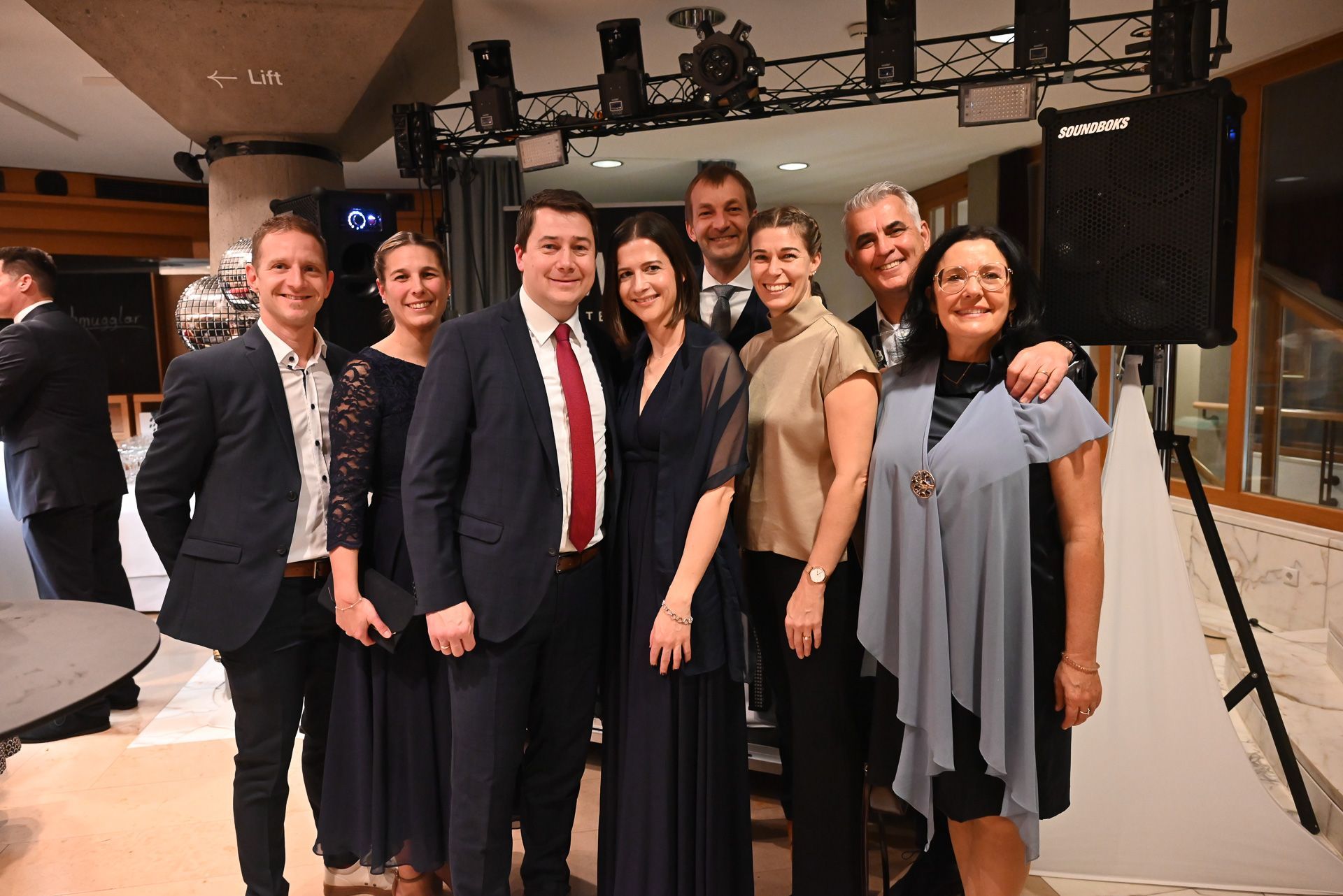 Bürgermeister Patrick Wiedl mit seiner Frau Bettina und einem Teil seines Teams beim Ball.
