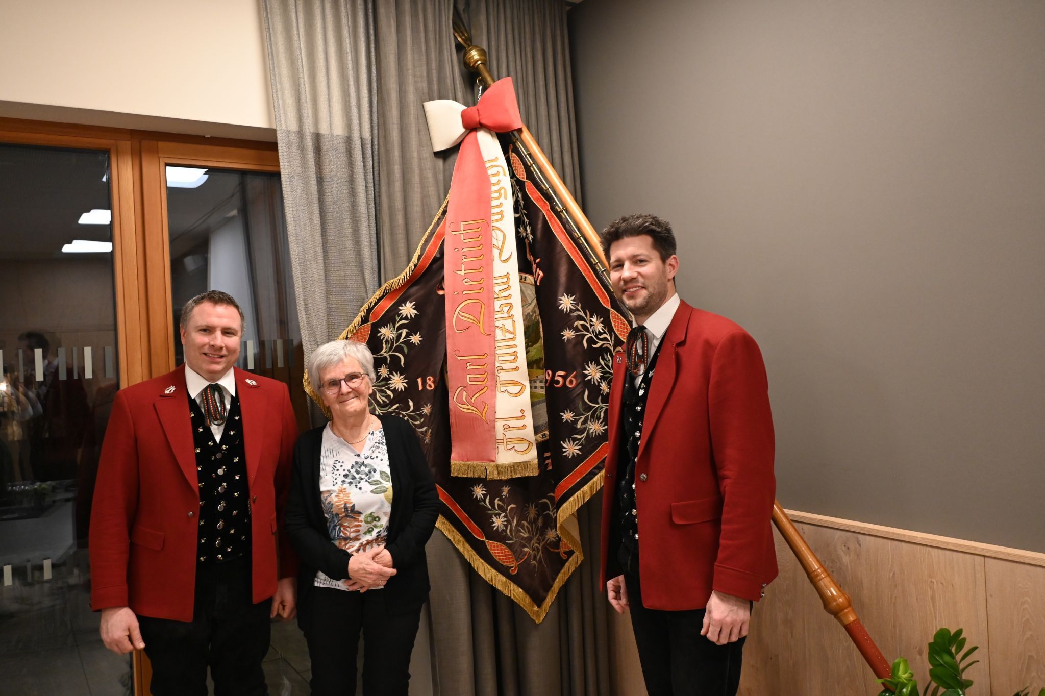Fähnrich Stefan Burtscher, Christl Dietrich und Obmann Patrick Bertsch - 70 Jahre Vereinsfahne Musikverein Braz.
