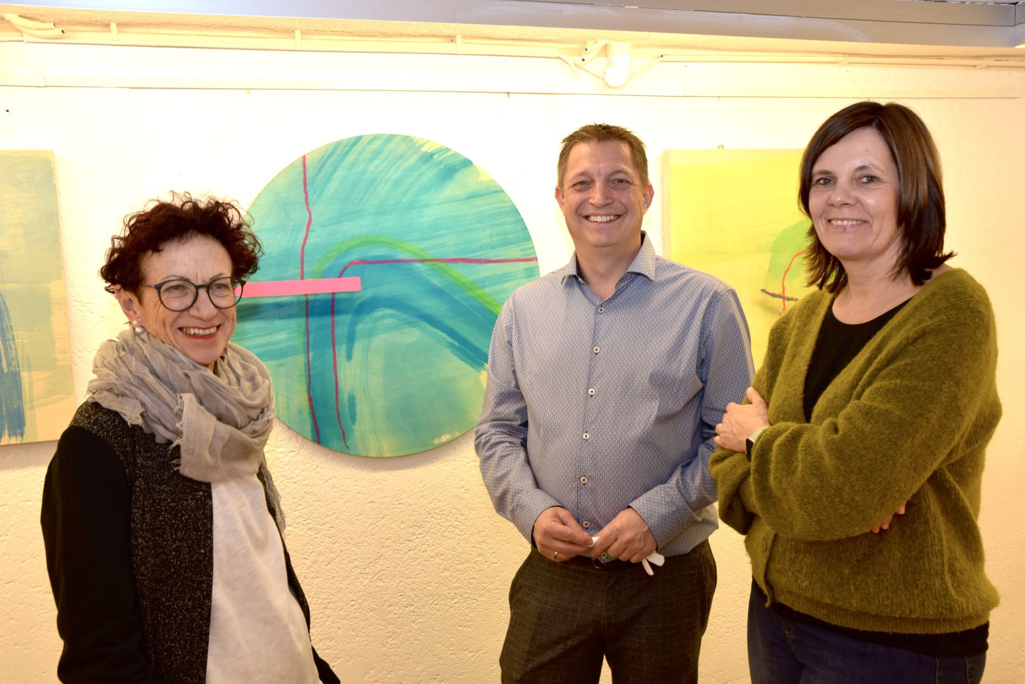 Die Mutter der Künstlerin Rebecca Marent, Roswitha Marent, im Gespräch mit Michael und Ingrid Gantner im Ausstellungsraum mit Werken ihrer Tochter.