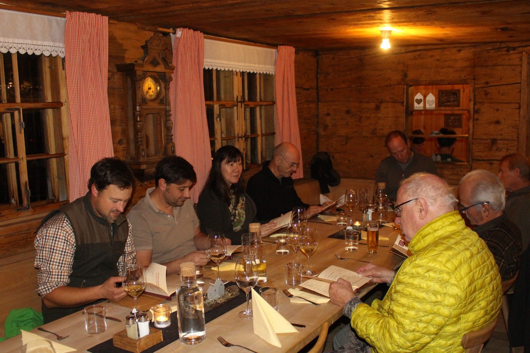 Nazes Hus - ein Juwel der Mellauer Gastro-Landschaft. Gemütlich, urig, originell und neuerdings auch mit einer Après-Ski-Location, in der es jeden Samstag ab 17.30 Uhr rund geht. Chef Albert Hager spielt höchstpersönlich mit Kollegen zur Unterhaltung auf.