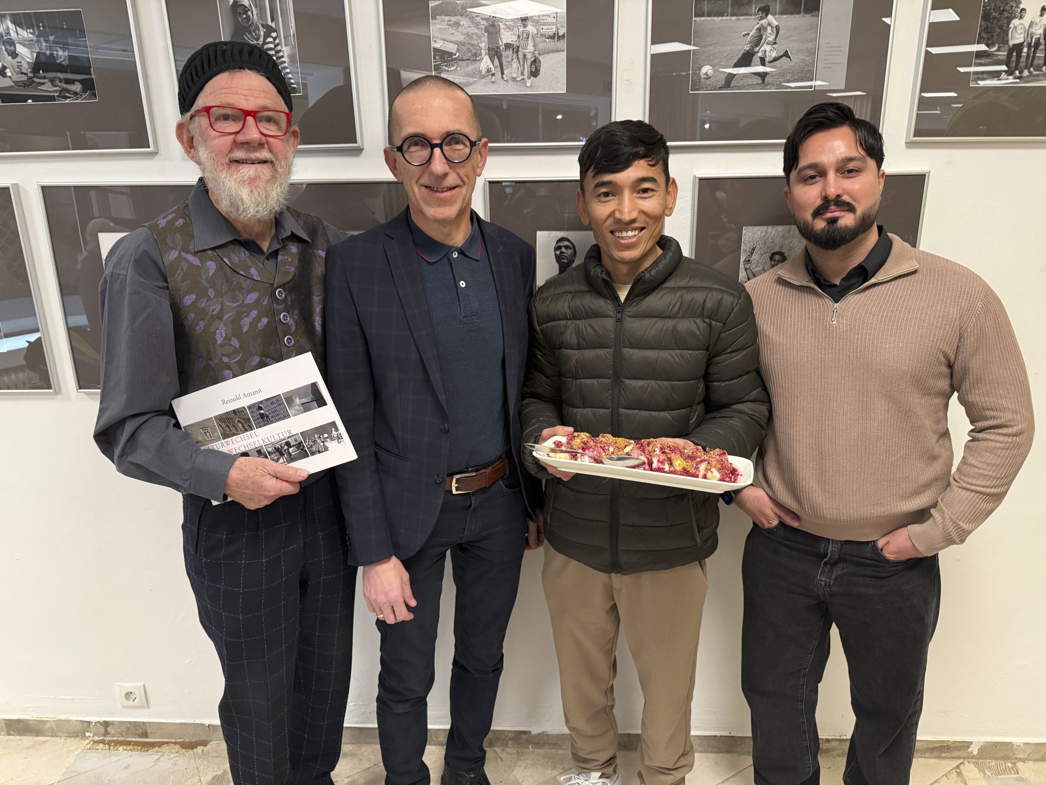Künstler Reinold Amann, Caritas Dir. Walter Schmolly, Kochkünstler Mohammad Abbassi und Zeichner Zafer Haqyar luden zu einem bewegten Abend