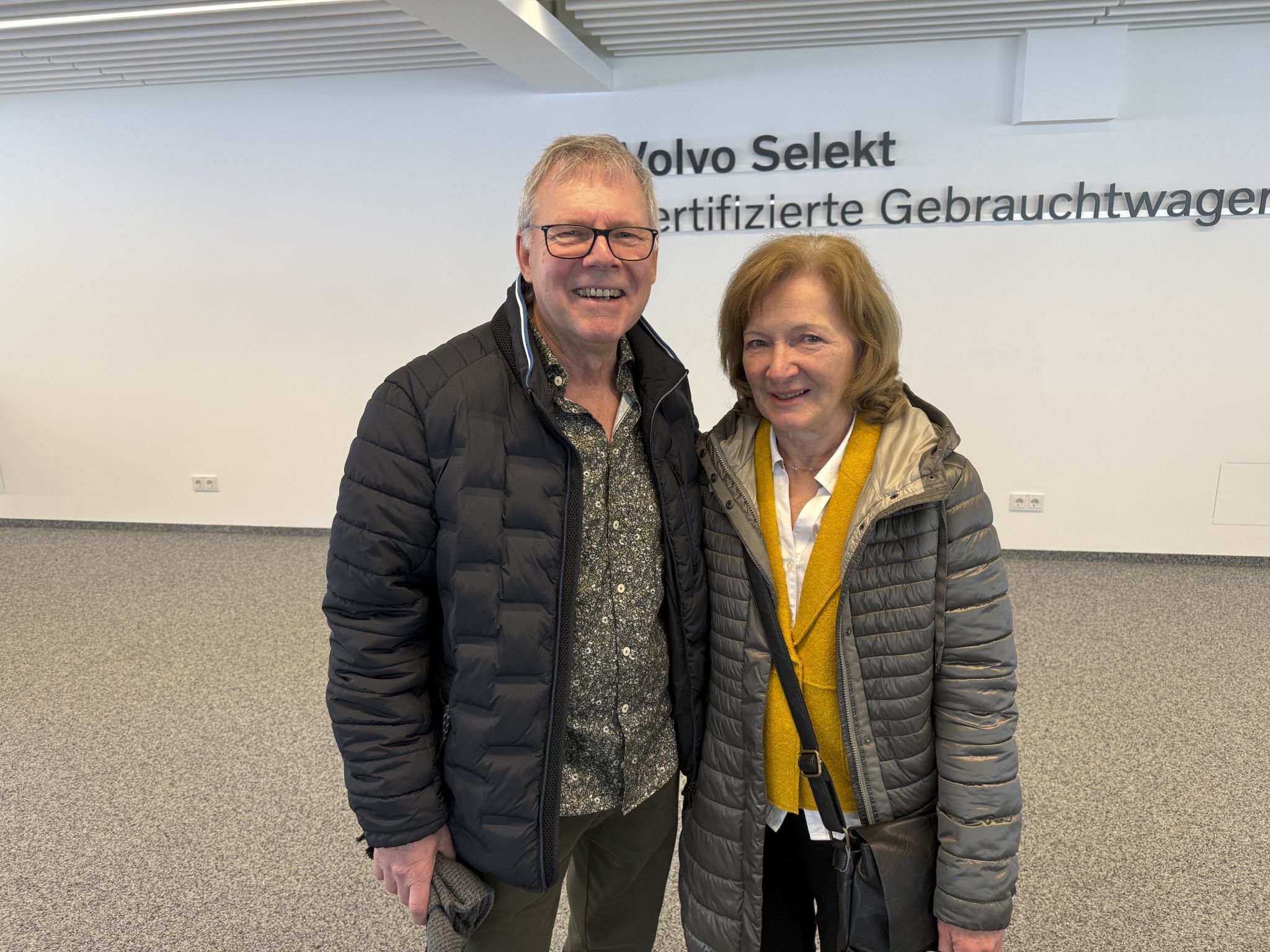 Edith und Manfred Muxel in der Gebrauchtwagen Abteilung