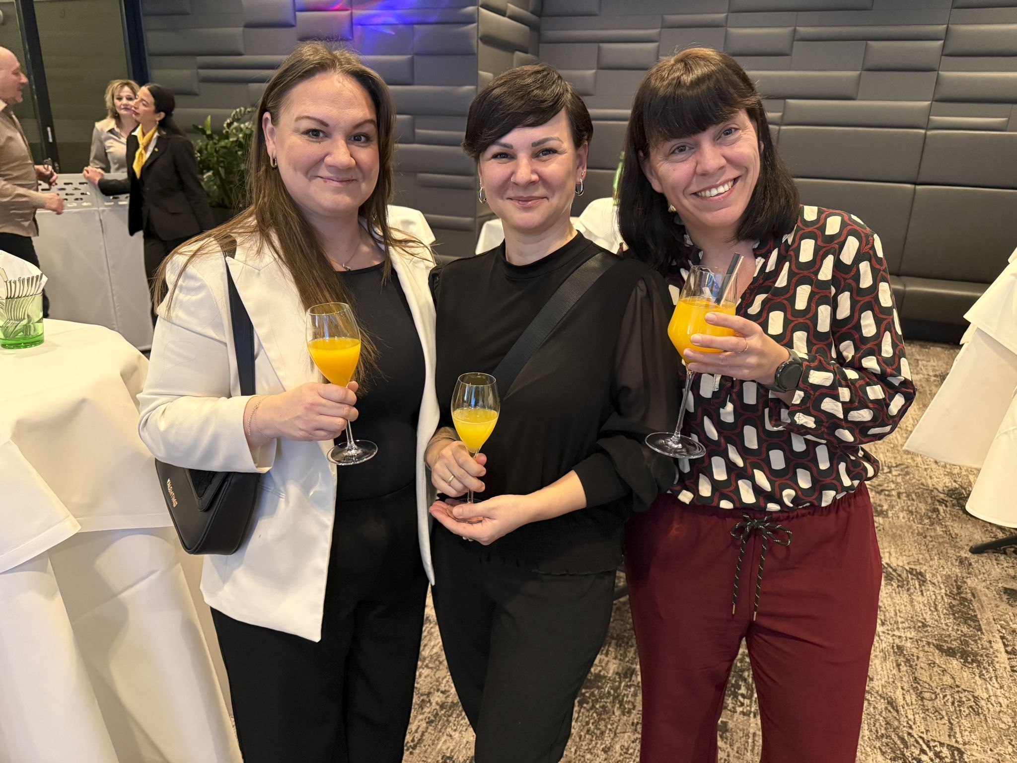 Zita Fiszter, Marta Klinge und Caroline Muxel beim Apero