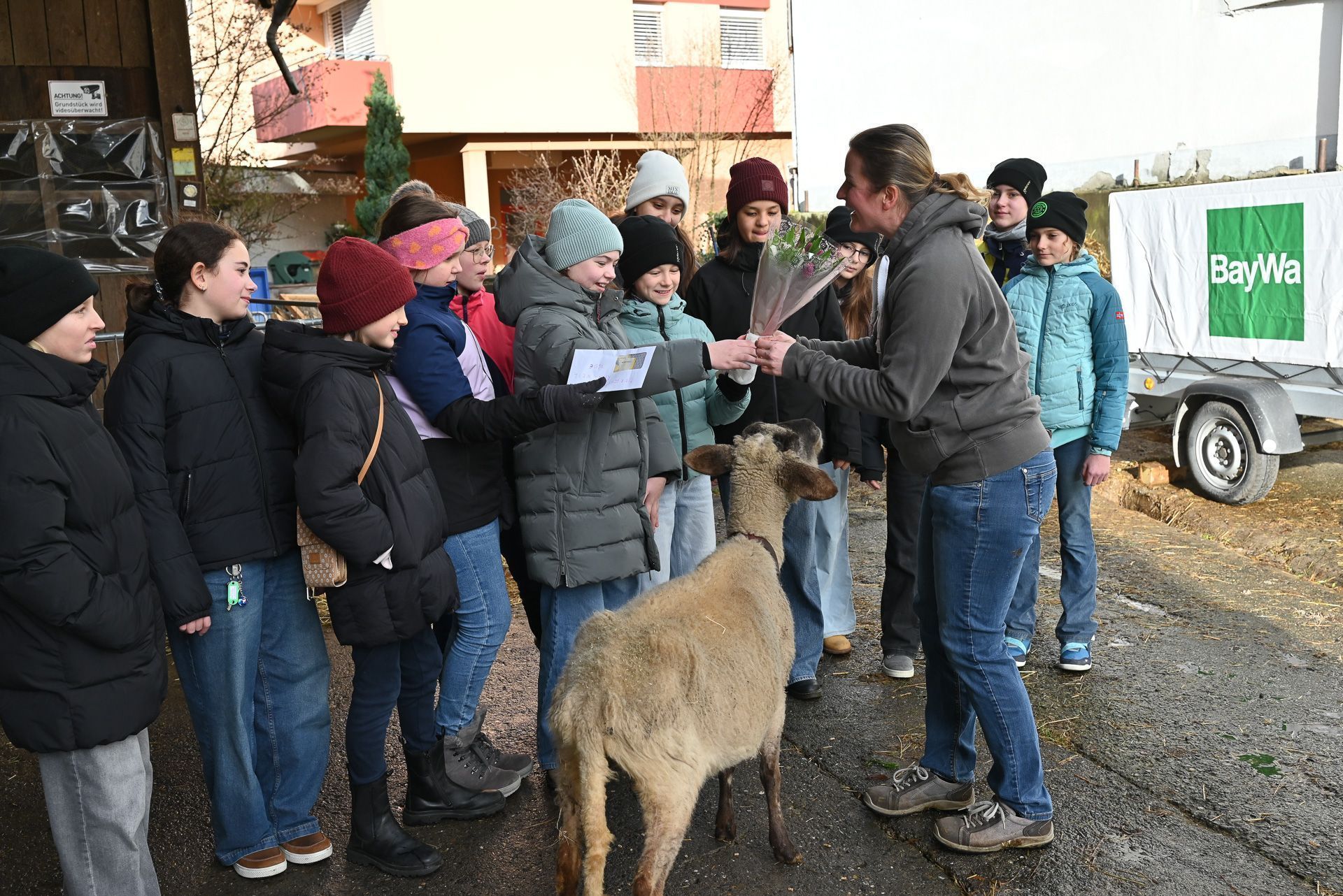 Ruth vom Tierschutzverein Rankweil freute sich sehr über die großzügige Spende, die für Futter- und Tierarztkosten herangezogen werden. 