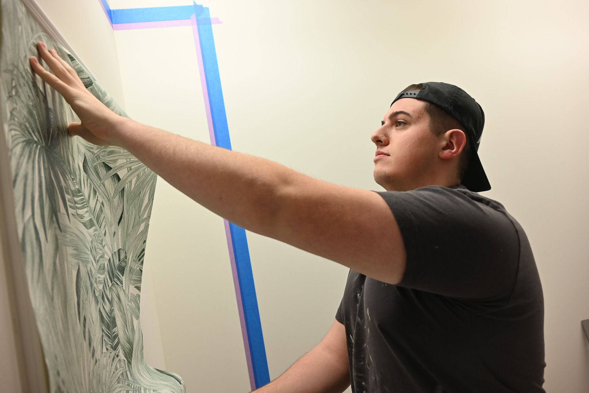 Präzises Arbeiten ist als Maler und Tapezierer ein absolutes Muss. (bvs)