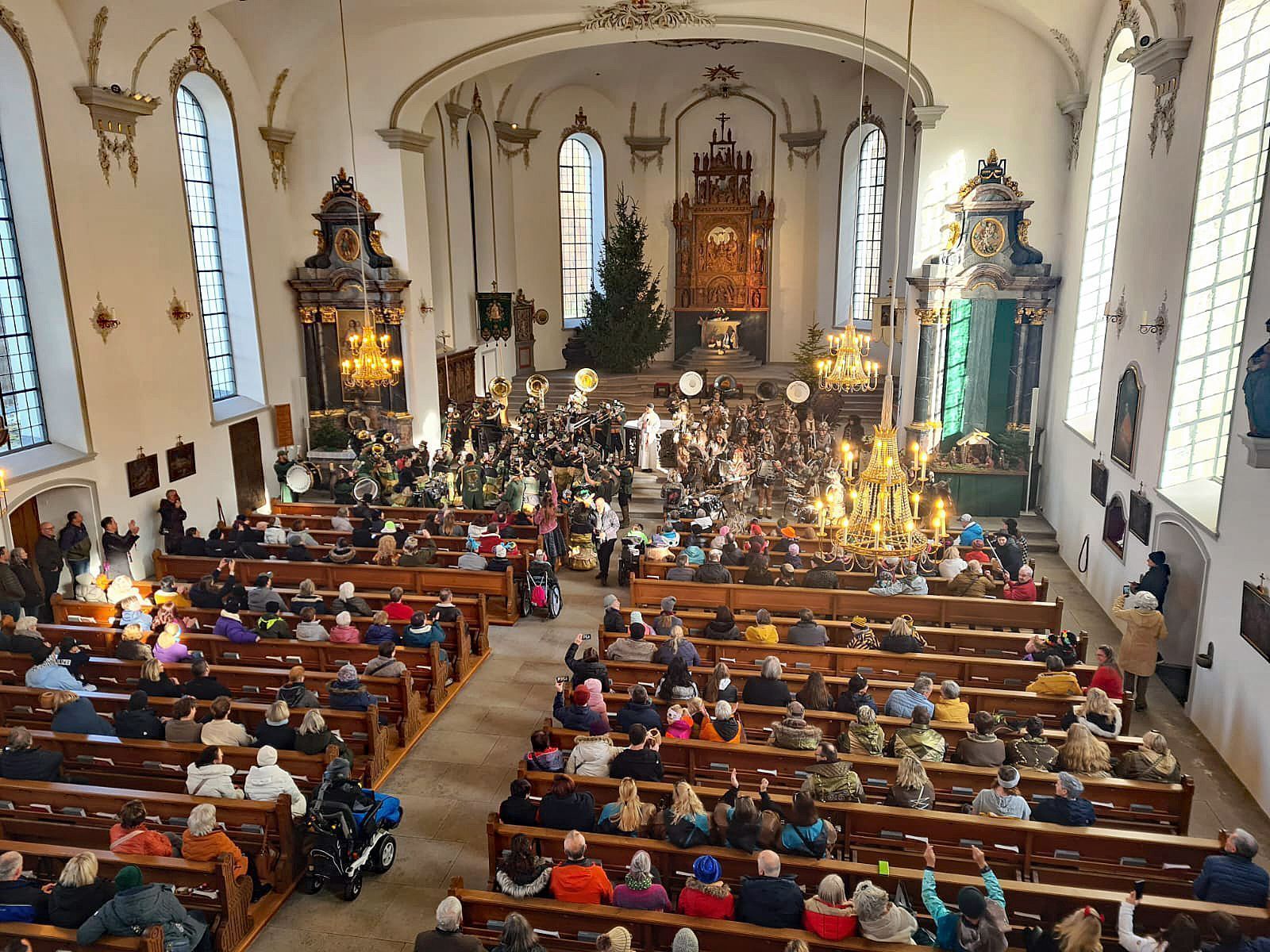 Ungewöhnliche Klänge erfüllten zum Auftakt die St.-Karl-Kirche.