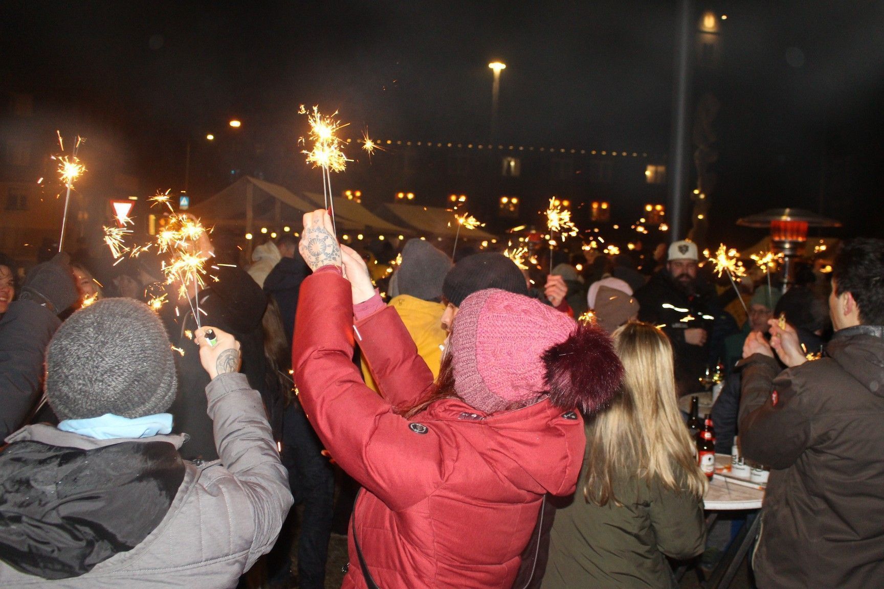 Mit hunderten Sternlespritzern begrüßten die Partygäste pünktlich das neue Jahr.