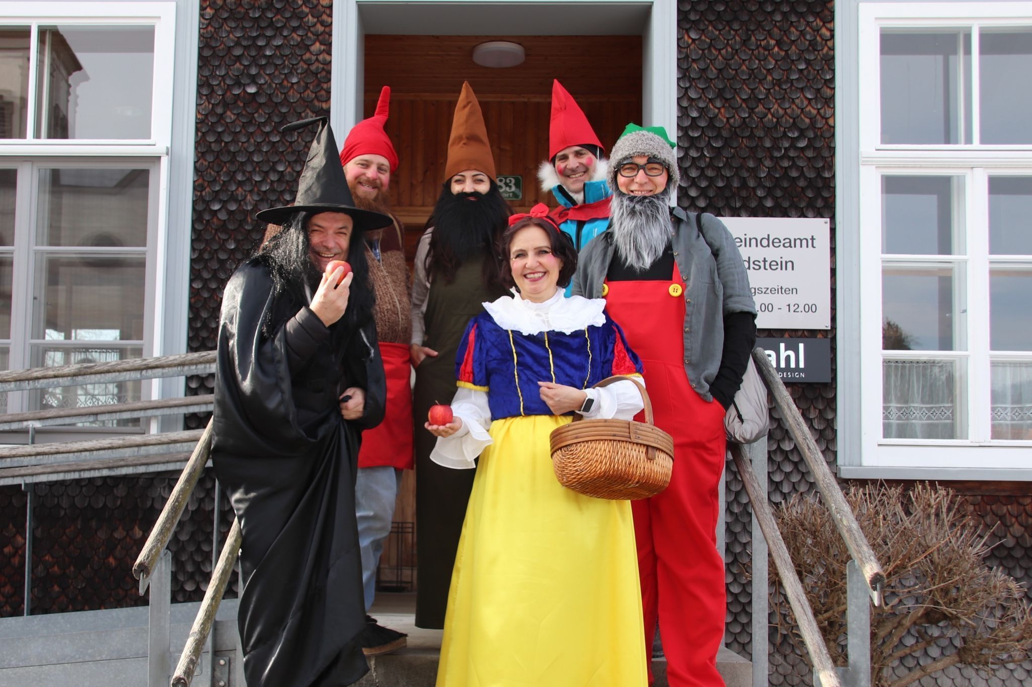 Bgm. Walter Moosbrugger und Vizebgm. Irene Niederacher empfingen die kleinen Mäschgerle vor dem Gemeindeamt. (Foto: NAM)