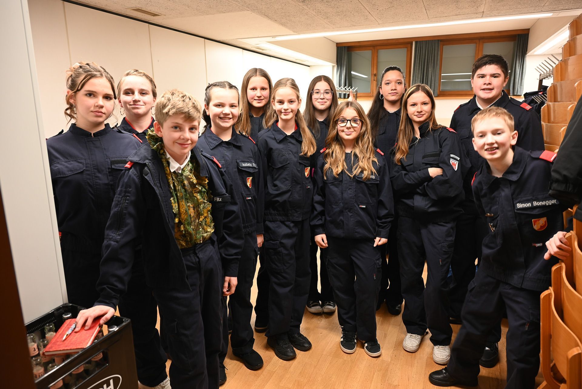 Die Feuerwehrjugend machte sich hinter der Bühne bereit für ihren Auftritt.