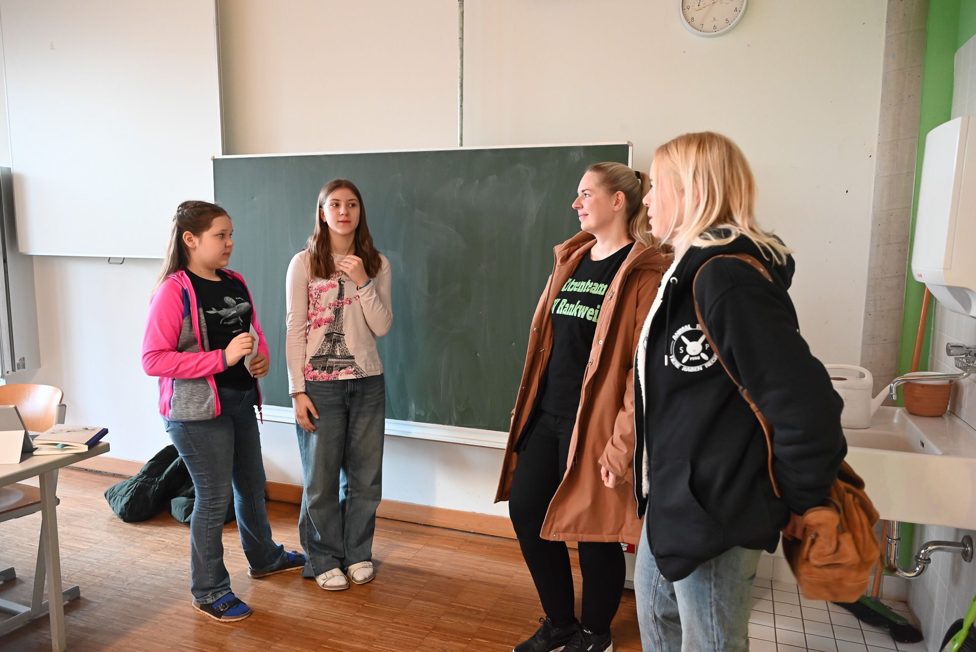 Olivia und Emma erzählten von ihrer Spendenaktion im Dezember und wie dies weitere Wellen der Hilfsbereitschaft gezogen hat.