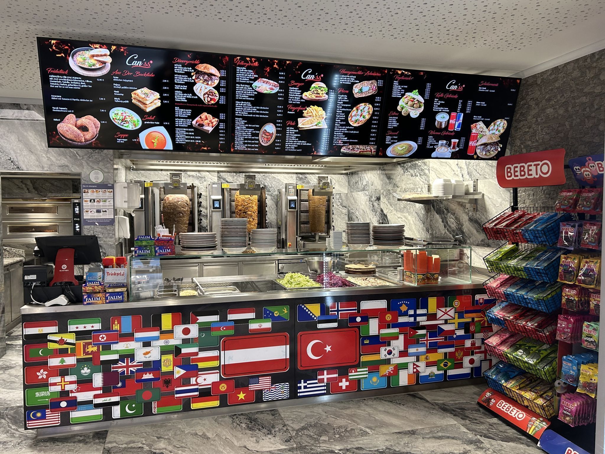 1 Bildschirm mit Livekamera 2 Bistro von außen 5 eigenes Brot 7 Roboter schneiden das Flesich 9 herrliche Tees 10 selbst gemachter Ayran (Bildergalerie)