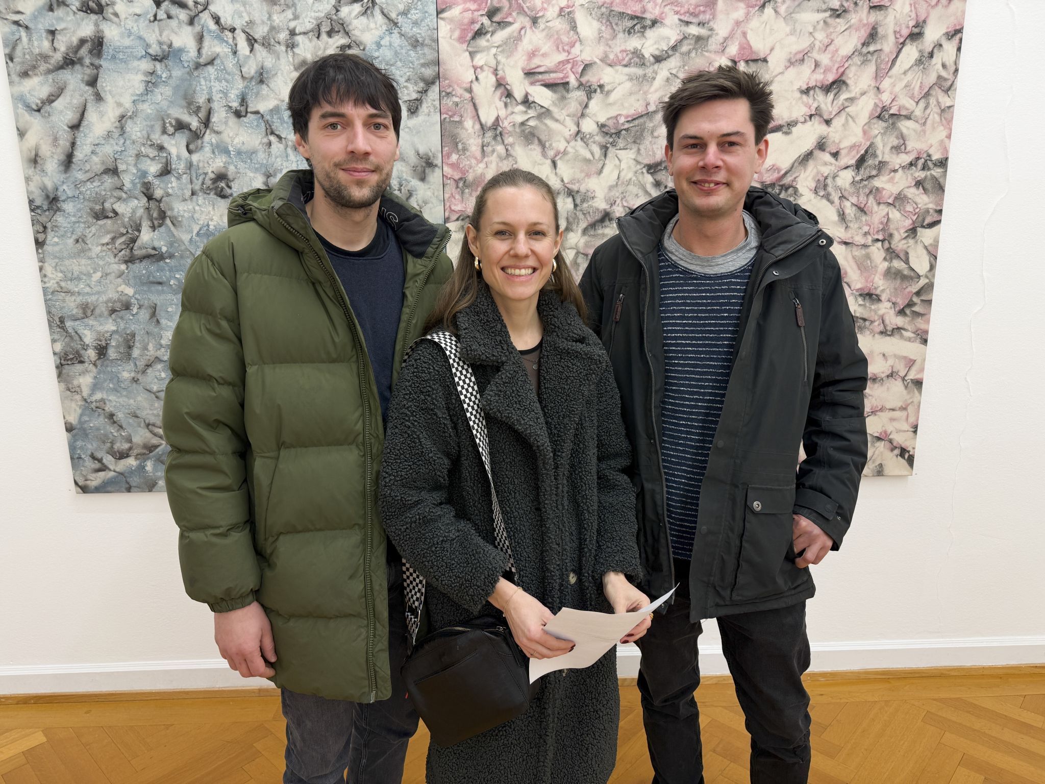 Jakob (l) und Lisa Köb kamen mit Benjamin Wittmann zur Vernissage