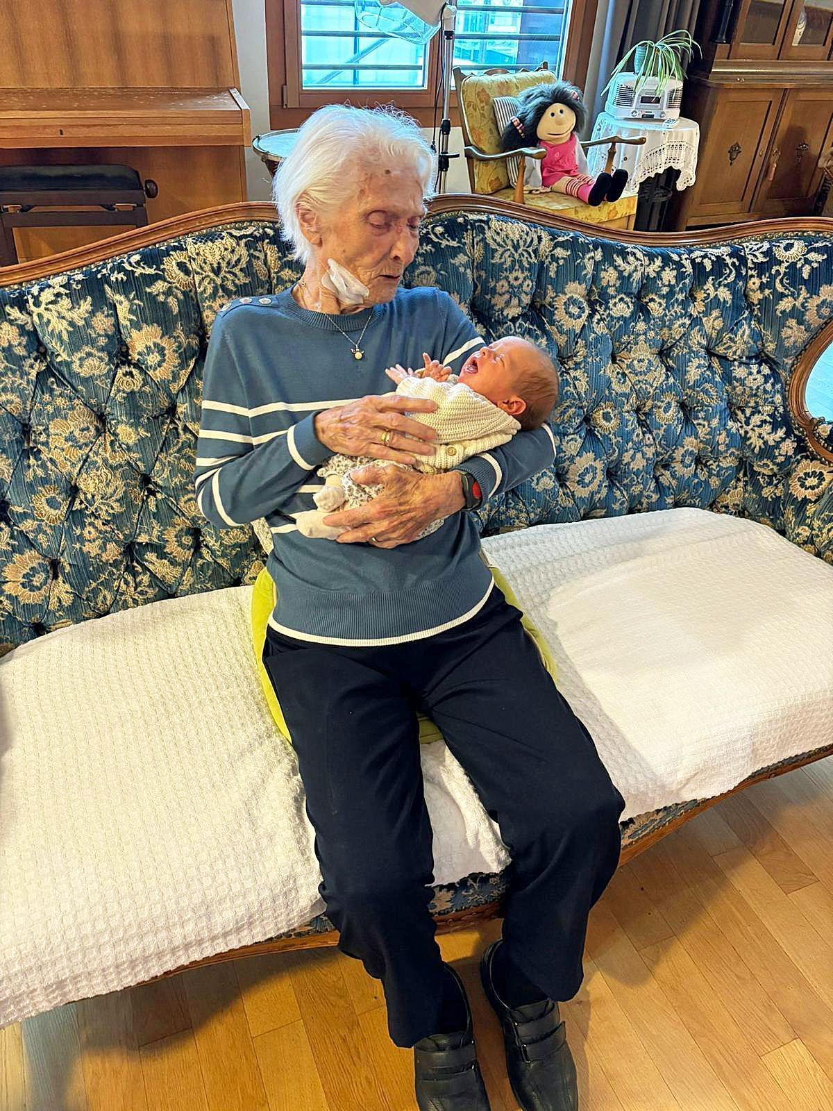 Leonie ist der ganze Stolz der frisch gebackenen Ururoma. @privat