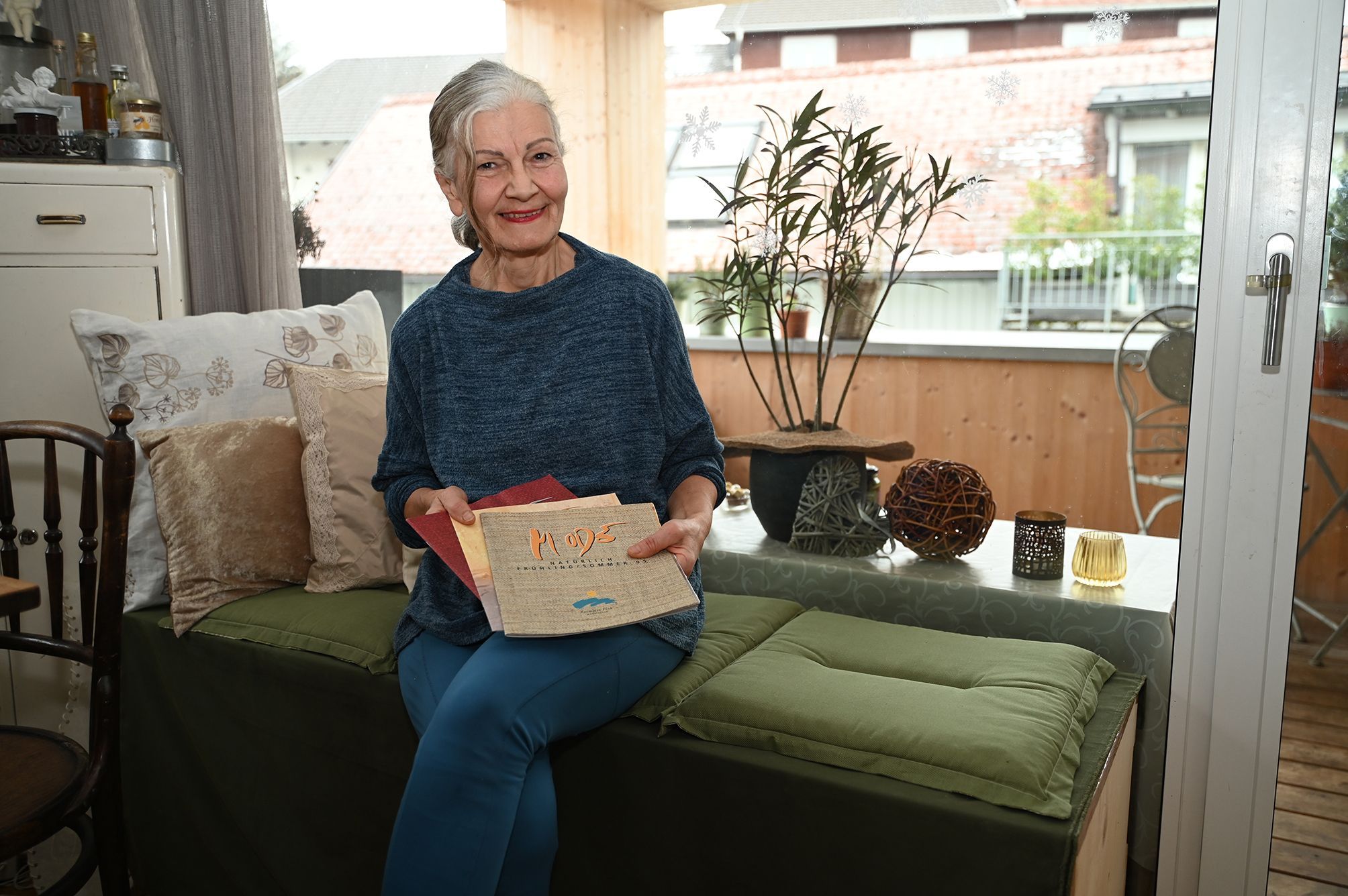 Die einstige Textildesignerin mit Katalogen ihres Naturmodelabels Fink Design.