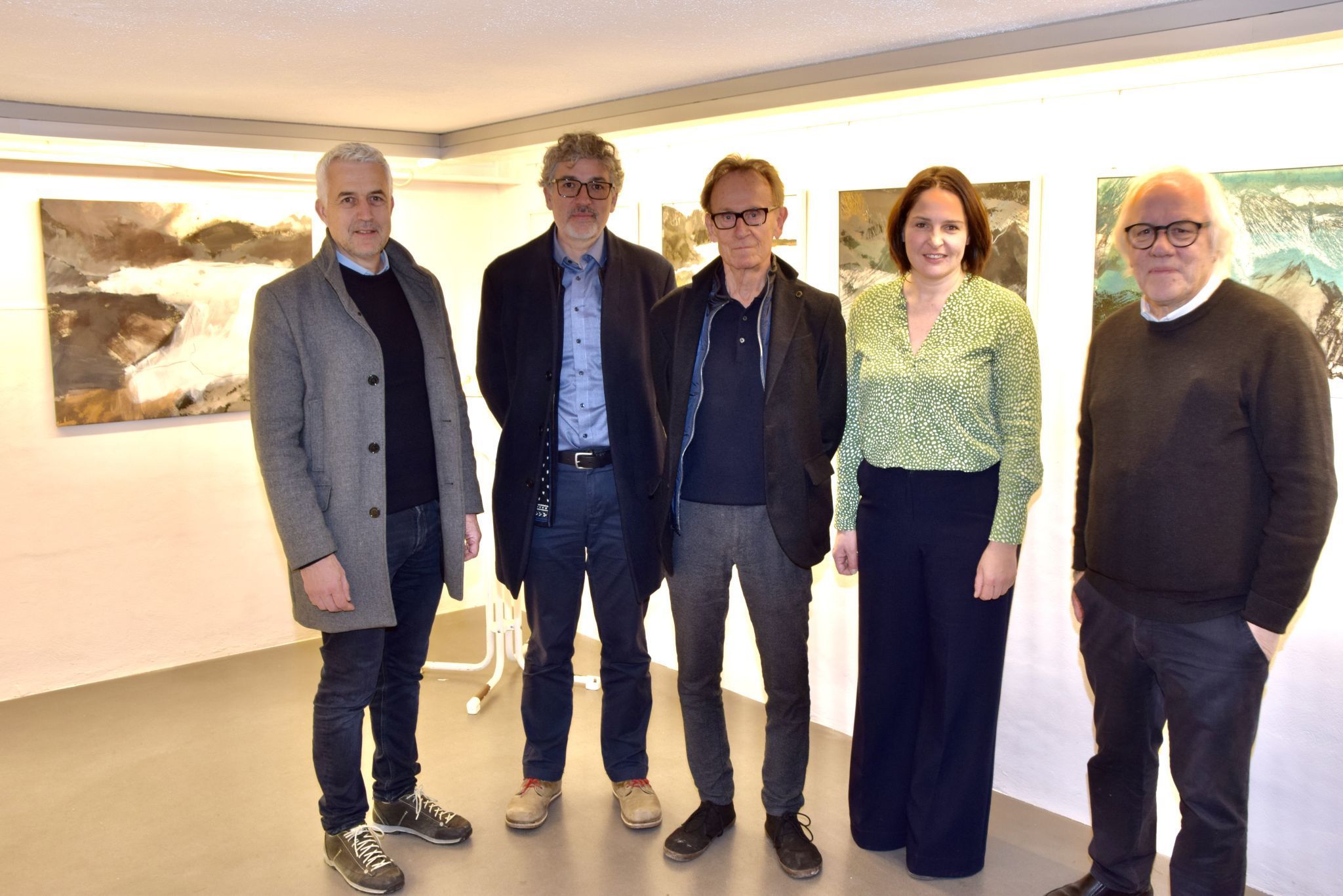Der Montafoner Standessekretär Bernhard Maier, Direktor Michael Kasper (Vorarlberg Museum), Kunstkurator Bruno Winkler, Landtagsvizepräsidentin Monika Vonier und Galerist Johann Trippolt.