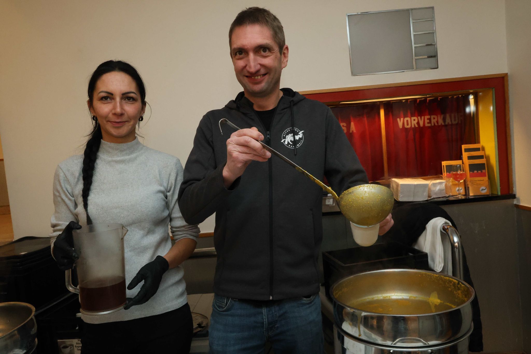 Ebru Snmez und Obmann Michael Mathis beim Ausschenken von Suppe.