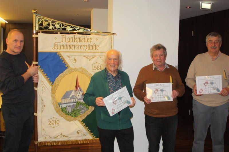 Die Geehrten: Fredi Lang, Hans Frick und Karlheinz Würbel mit Vorstandsmitglied Michael Bischof.