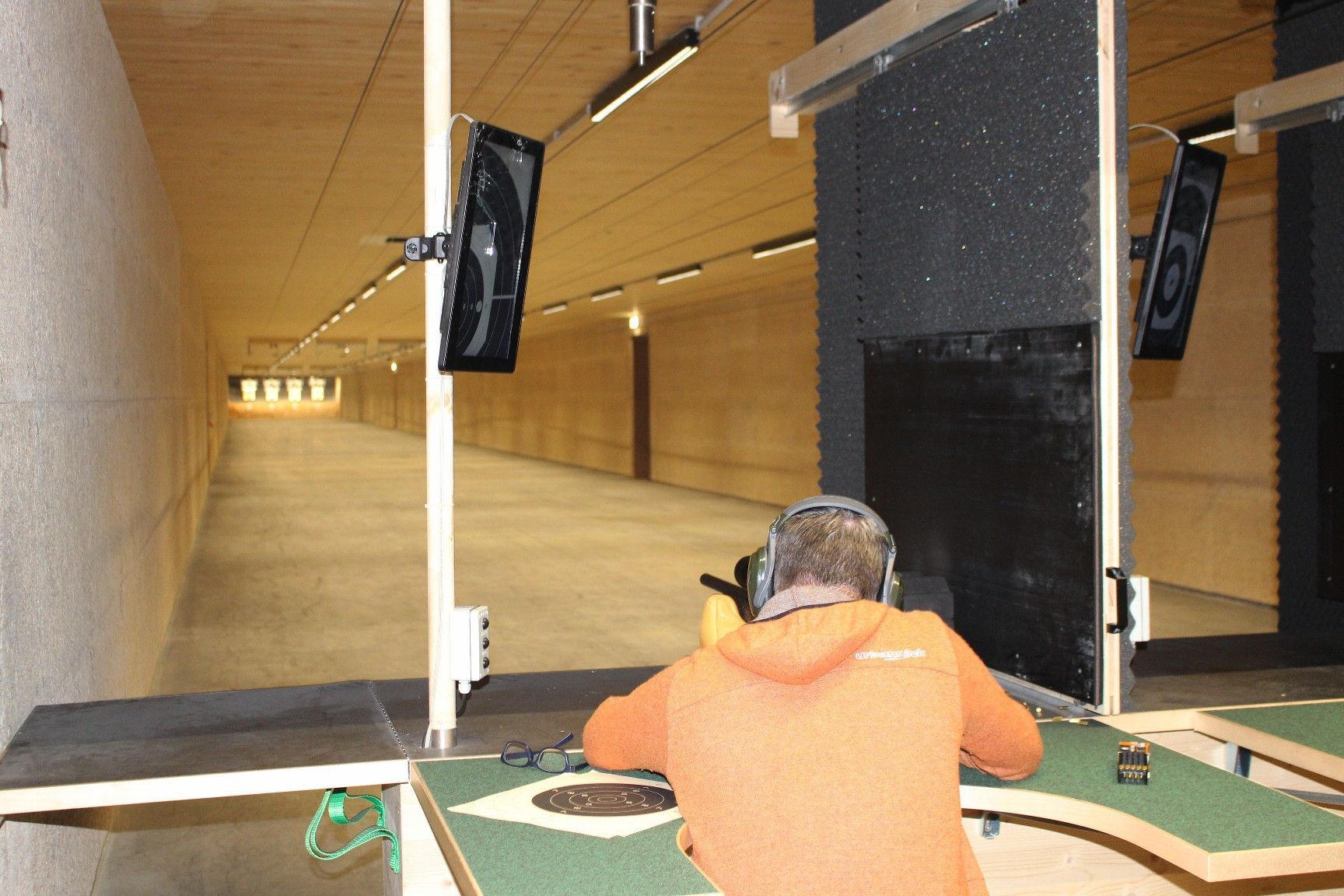 Beim ersten Krapfenschießen stellt die Schützengilde Lustanau nicht nur den modernen Luftgewehrstand, sondern auch die gesamte einzigartige Anlage des Schützenhauses, das auch dem Training der Jägerschaft und der verpflichtenden Schießausbildung für Jagdschein-Anwärter dient, vor.