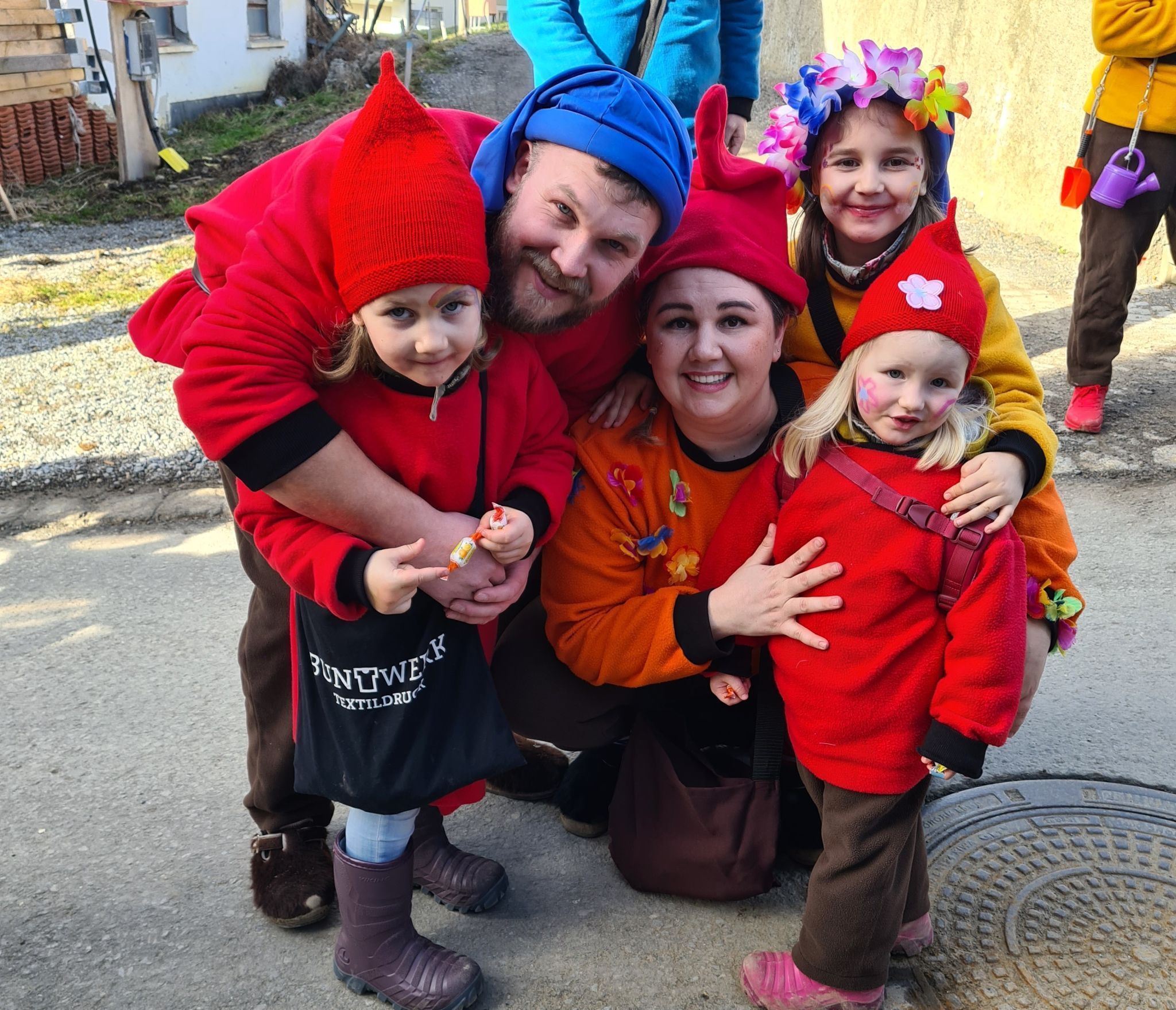 (Bilder: Baurenhas) Die beiden Töchter Alena und Nele freuen sich, dass der Papa auch heuer mit seiner Zunft eine Kinderfaschingsparty organisiert.