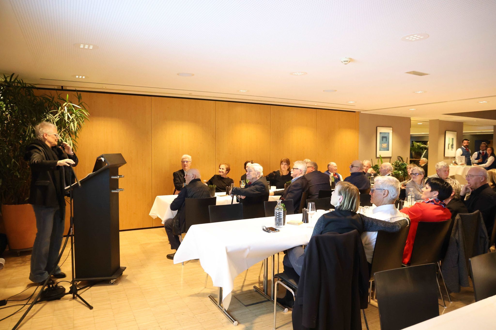 Vollblutmusikerin Mennel bei ihren Ausführungen.