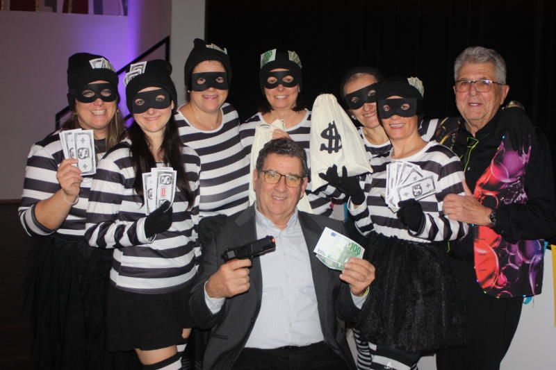 Bürgermeisterin Katharina Wöß-Krall mit GR Helmut Jenny Hahn im Korb. 