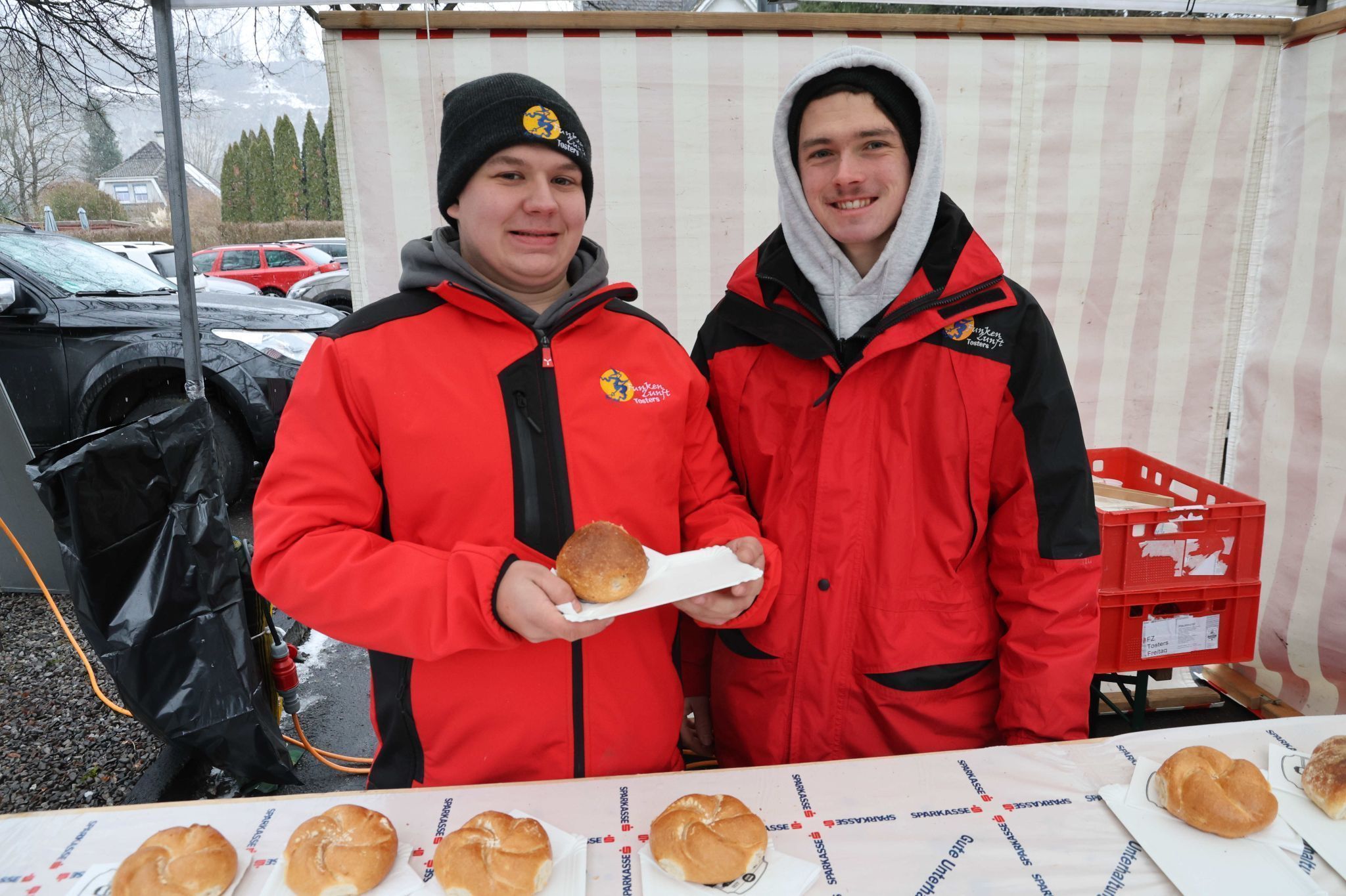 Am Wurststand Johannes Ilko und Tobias Koch.d