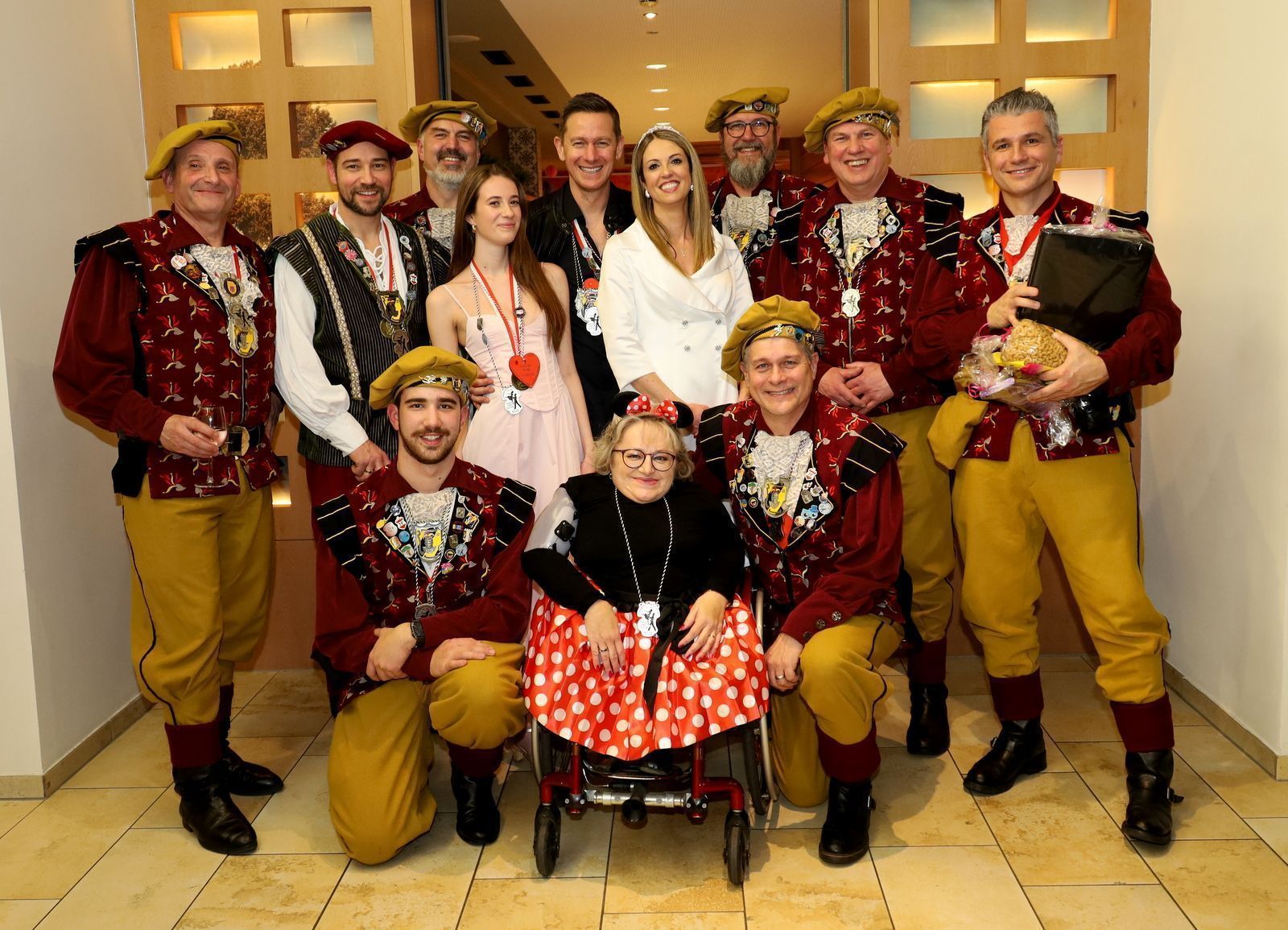 ÖZIV-Landesvorarlberg-Präsidentin Karin Stöckler mit Prinzessin Tanja, Prinz Oliver, Infantin Alissa und den Hörbranzer Raubrittern