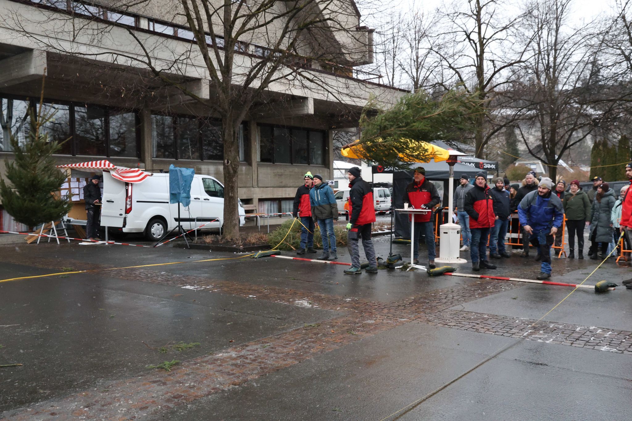 Einmaliger Anblick: zwei Christbäume zeitgleich in der Luft.