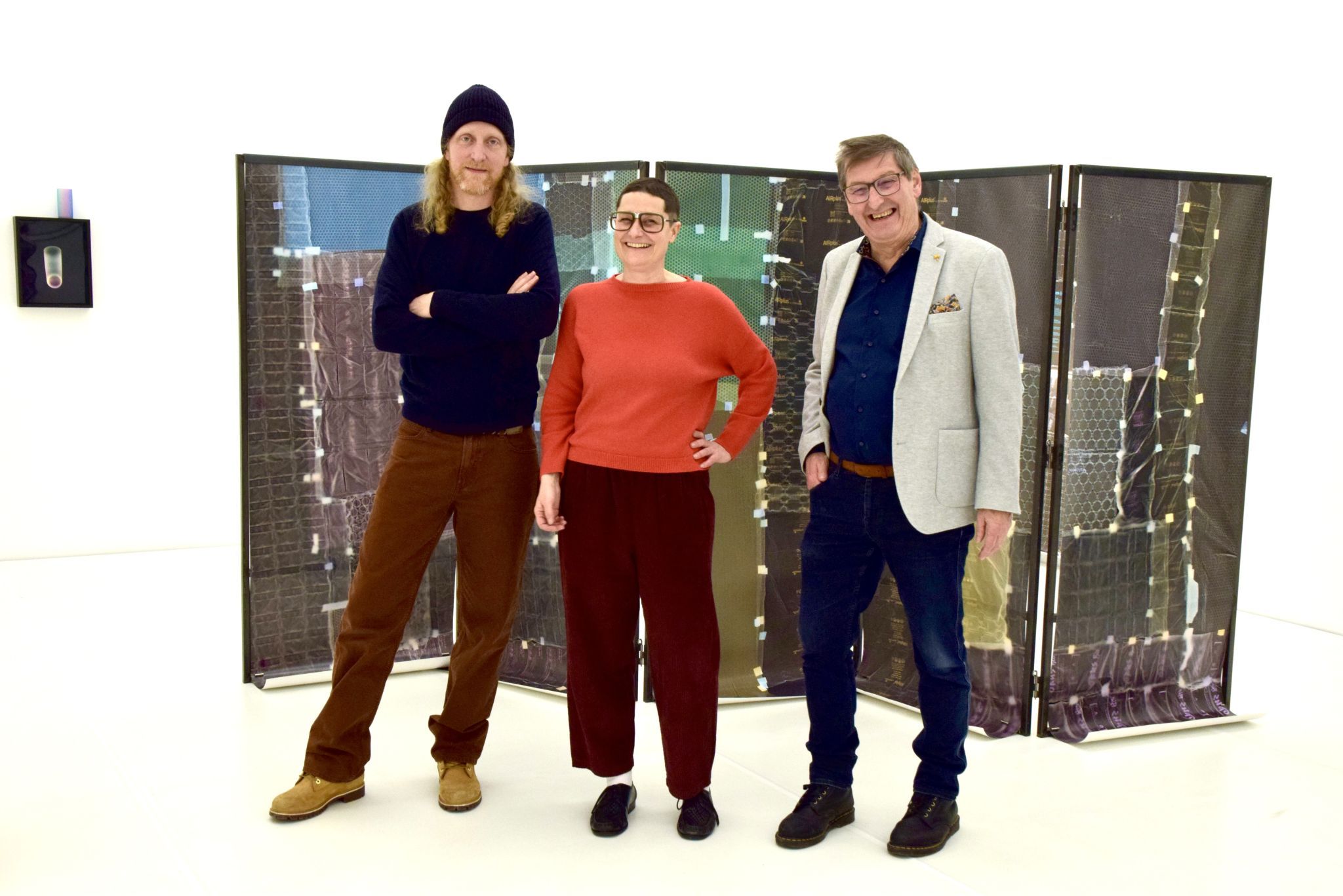 Mit seinen Kunstwerken zeigt Georg Petermichl (l.), hier mit der neuen allerArt Bludenz-Kuratorin Christine Lederer und dem geschäftsführenden allerArt-Obmann Wolfgang Maurer, in der neuen Galerie-Ausstellung 