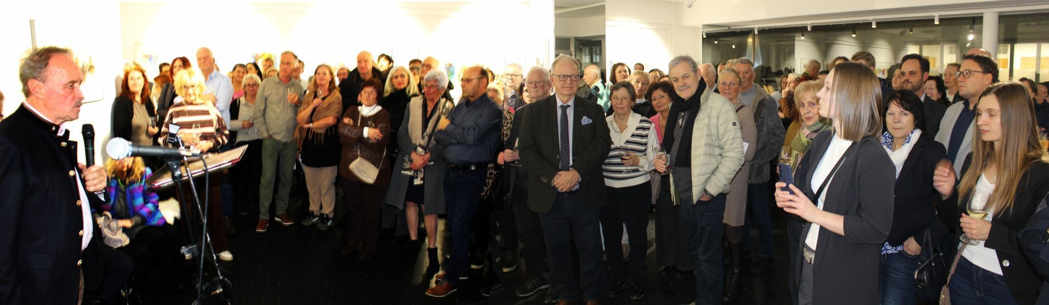 Volles Haus in der Sylvia Janschek Art Gallery bei der Ausstellungseröffnung „Konturen des Lebens“.   