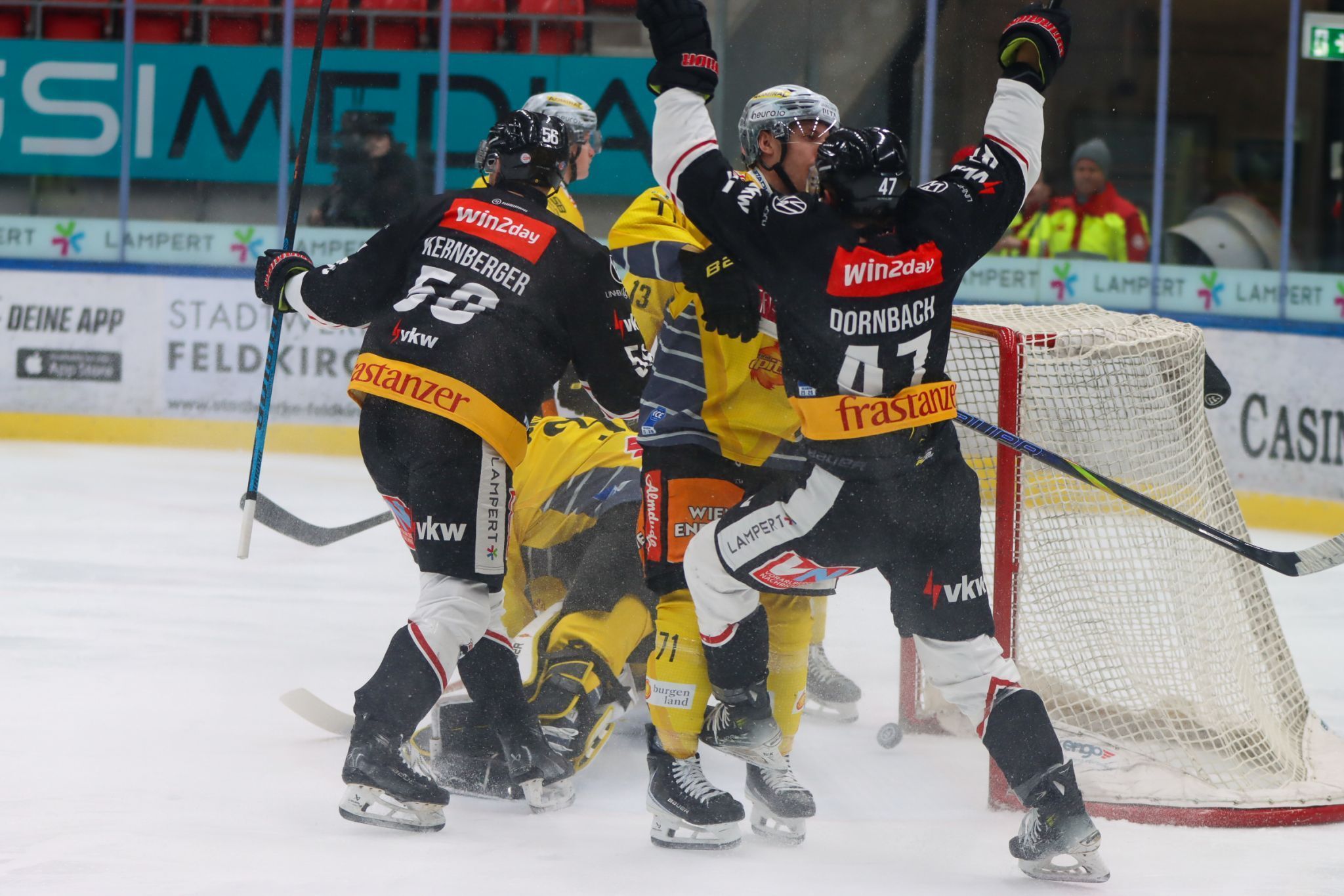Casey Dornbach bereitete den Treffer vor, Michael Kernberger schoss den Puck ins Tor. Damit gingen die Feldkircher früh in Führung. /PIV-Dorner