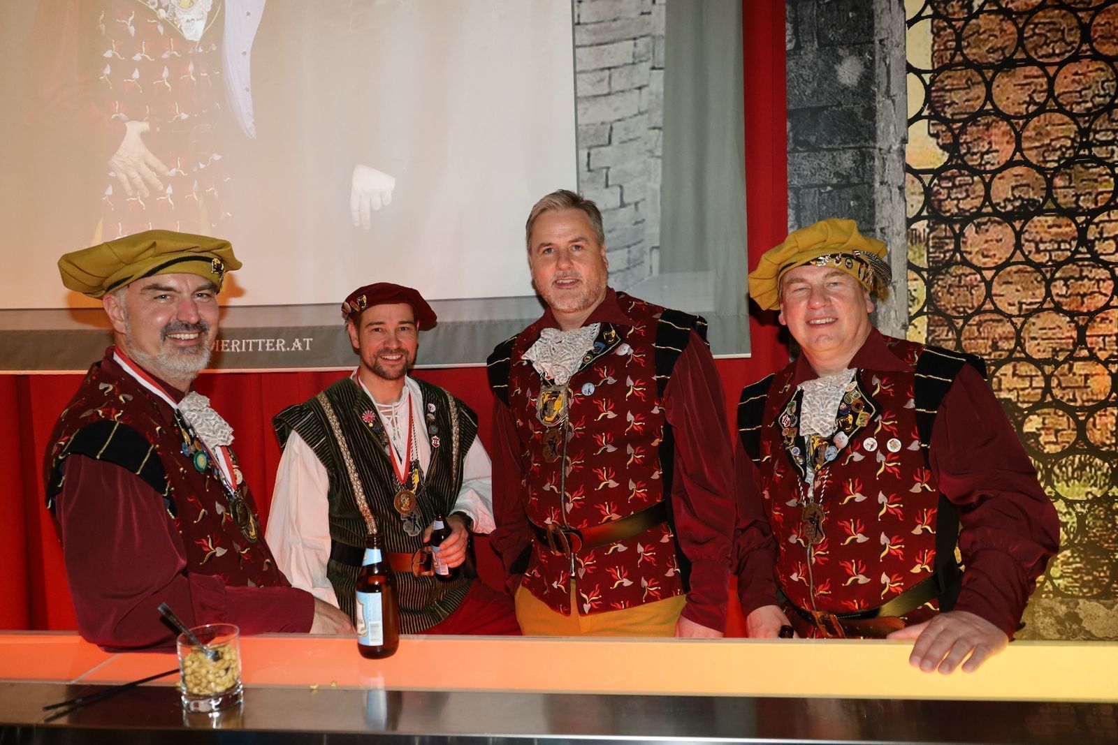 erschöpfte, aber stolze Raubritter nach dem Raubritterball