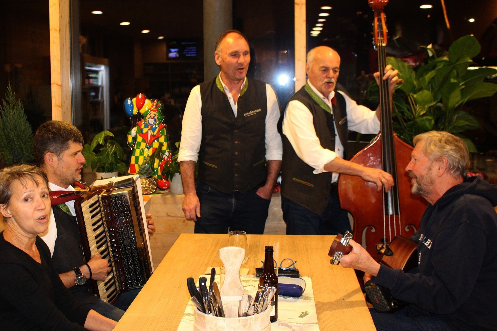 Zum Auftakt ihrer Gastspielserie in Warth gab es die Bergspatzen-Uraufführung von Oho Vorarlberg, das das Trio eigens für ihren Fan Werner (rechts) einstudiert hatten und bei dem dieser selbst mitspielen durfte.