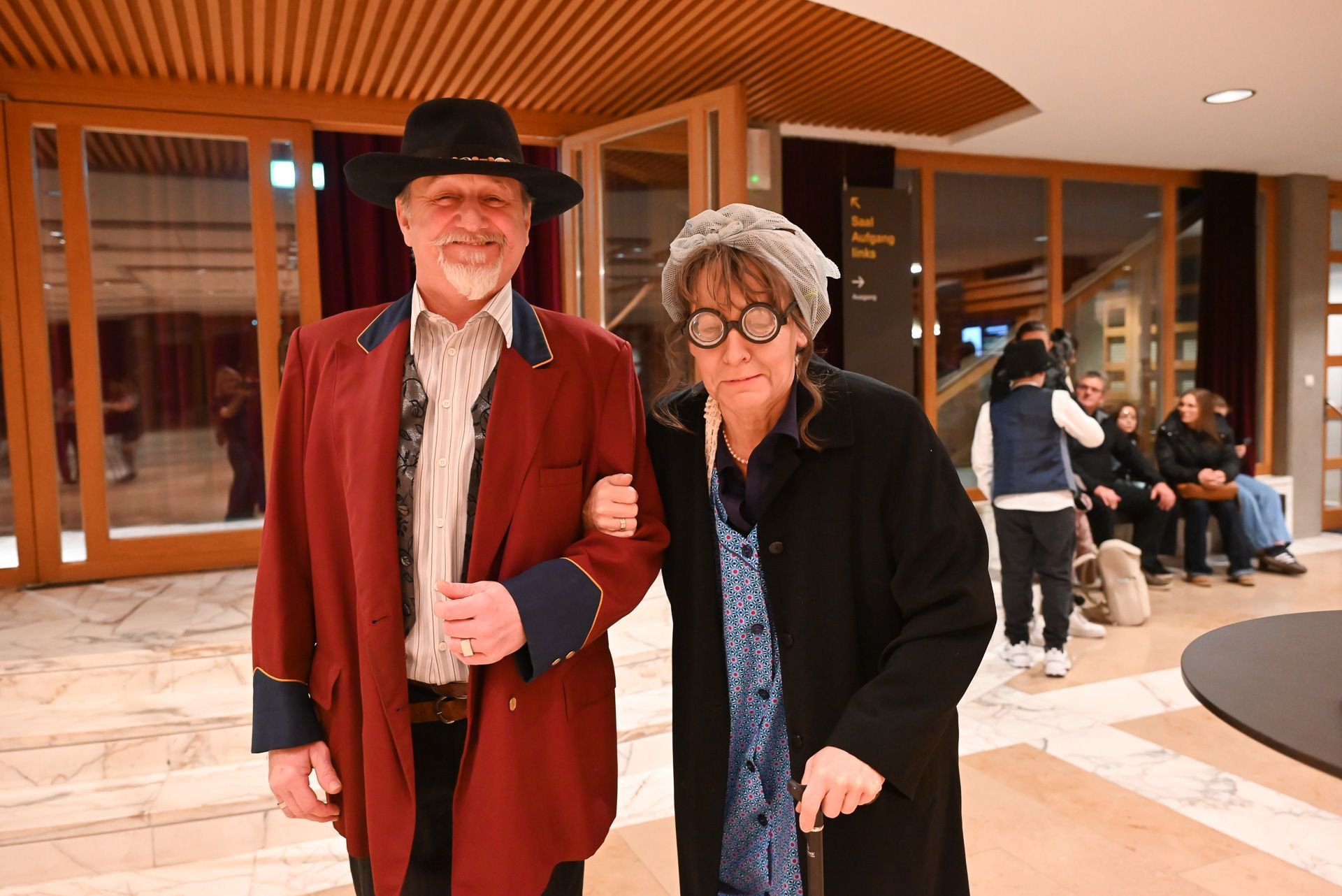 Günther und Silvia genossen es, sich verkleidet unter die Gäste zu mischen.